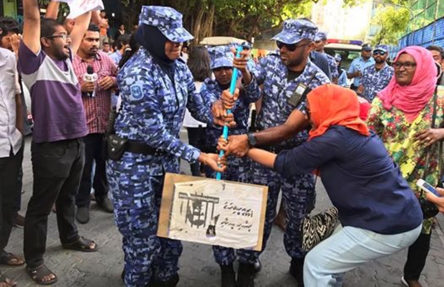 އާންމުން ބޭއްވި ހިނގާލުމަކަށް ފުލުހުން ހުރަސް އަޅަނީ: ކޮންމެ އެއްވުމެއް ފުލުހުން ނަގަނީ ސަރުކާރަށް އޮތް ޗެލެންޖެއްގެ ގޮތުގައި
