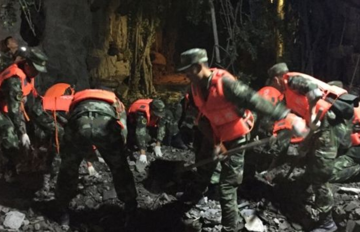 ބިންހެލުމުގައި ވެއްޓުނު އިމާރާތްތަކުގެ ދަށުން މީހުން ސަލާމަތް ކުރުމުގެ މަސައްކަތް ސިފައިން ވަނީ ފަށާފައި. --ފޮޓޯ:އޭއެފްޕީ