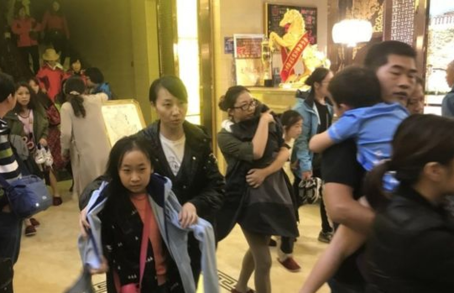 ބިންހެލުމާ ގުޅިގެން ހޮޓާތަކުން ޓޫރިސްޓުން ވަނީ ހުސްކޮށްފައި. --ފޮޓޯ:އޭއެފްޕީ