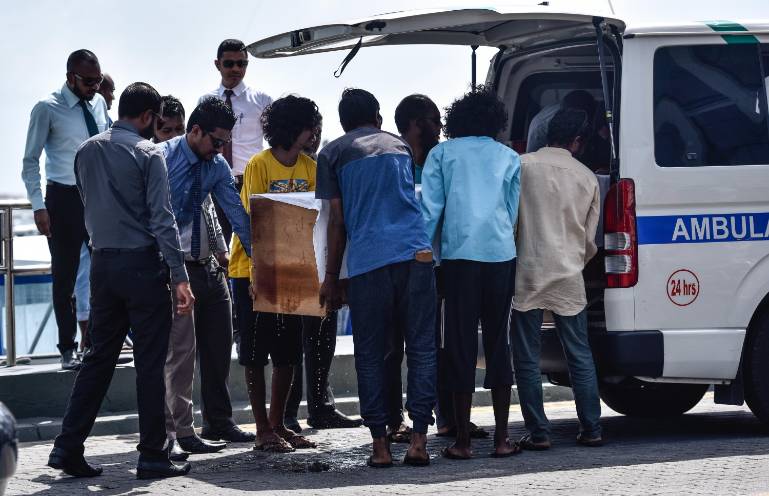 މާޅެންދޫގައި އިއްޔެ މަރުވި ކުއްޖާގެ ހަށިގަނޑު މިއަދު މާލެ ގެނެސް ހޮސްޕިޓަލަށް ގެންދިއުމަށްޓަކައި އެމްބިއުލާންސަށް އަރުވަނީ.---މިހާރު ފޮޓޯ: ހުސެއިން ވަހީދު