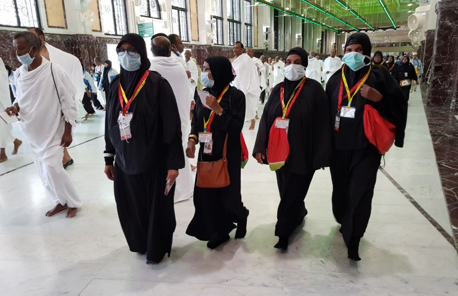 މައްކާ: އޮގަސްޓް 10، 2017: އެމްއެޗްސީއެލްގެ ހައްޖުވެރިން އުމްރާގެ އަޅުކަން އަދާކުރުމަށް ހަރަމްފުޅުގައި.-- ފޮޓޯ: އަހުމަދު އަބުދުﷲ ސައީދު /މިހާރު