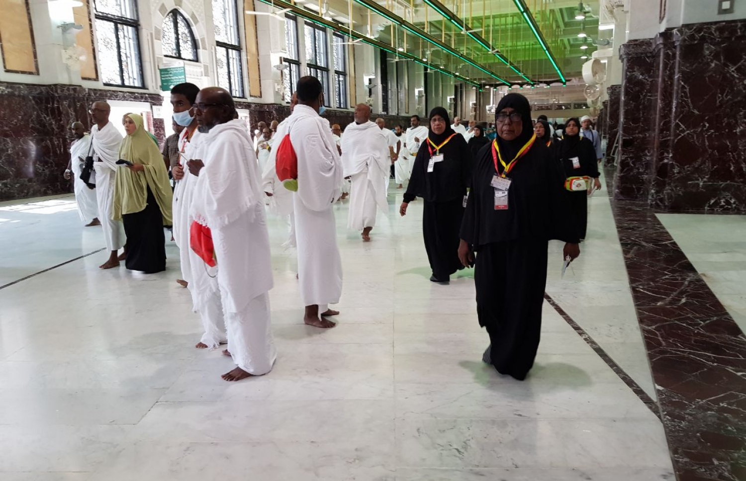 މައްކާ: އޮގަސްޓް 10، 2017: އެމްއެޗްސީއެލްގެ ހައްޖުވެރިން އުމްރާގެ އަޅުކަން އަދާކުރުމަށް ހަރަމްފުޅުގައި.-- ފޮޓޯ: އަހުމަދު އަބުދުﷲ ސައީދު /މިހާރު