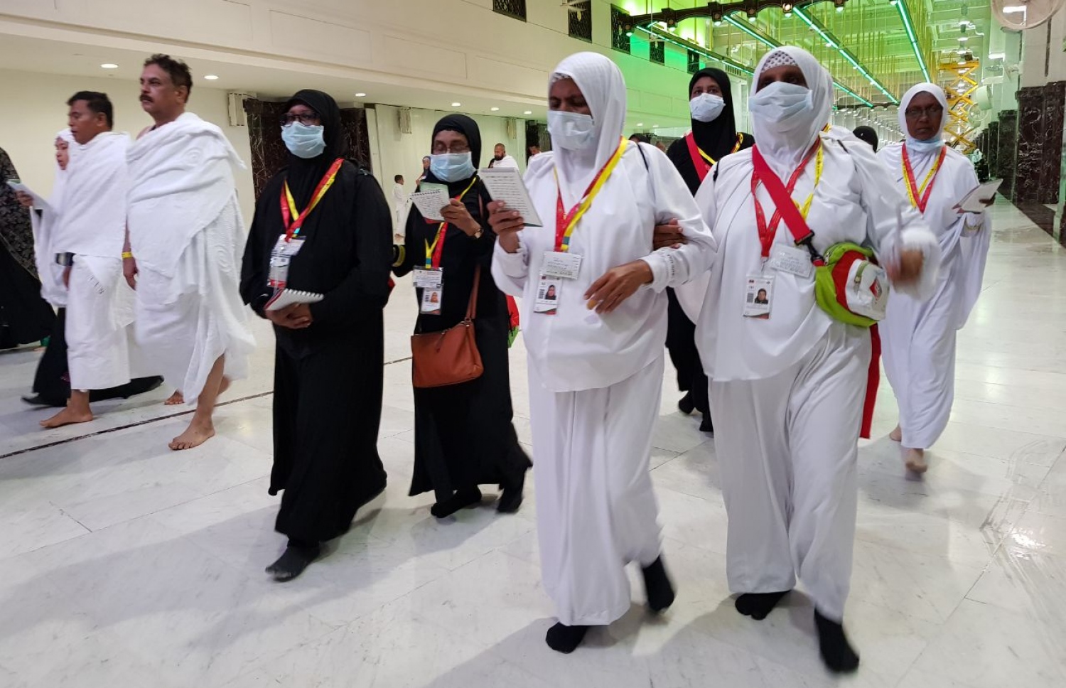 މައްކާ: އޮގަސްޓް 10، 2017: އެމްއެޗްސީއެލްގެ ހައްޖުވެރިން އުމްރާގެ އަޅުކަން އަދާކުރުމަށް ހަރަމްފުޅުގައި.-- ފޮޓޯ: އަހުމަދު އަބުދުﷲ ސައީދު /މިހާރު