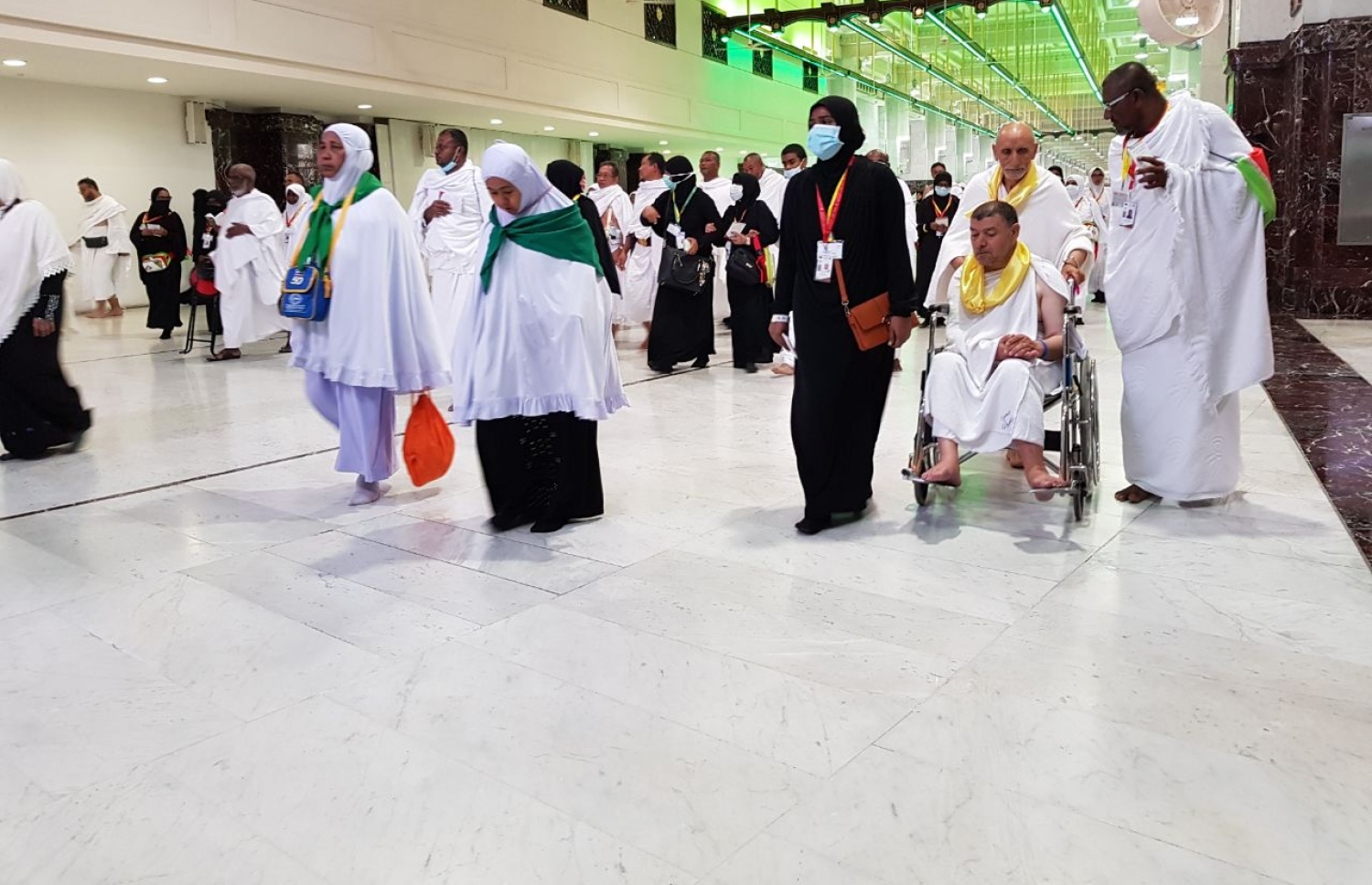 މައްކާ: އޮގަސްޓް 10، 2017: އެމްއެޗްސީއެލްގެ ހައްޖުވެރިން އުމްރާގެ އަޅުކަން އަދާކުރުމަށް ހަރަމްފުޅުގައި.-- ފޮޓޯ: އަހުމަދު އަބުދުﷲ ސައީދު /މިހާރު