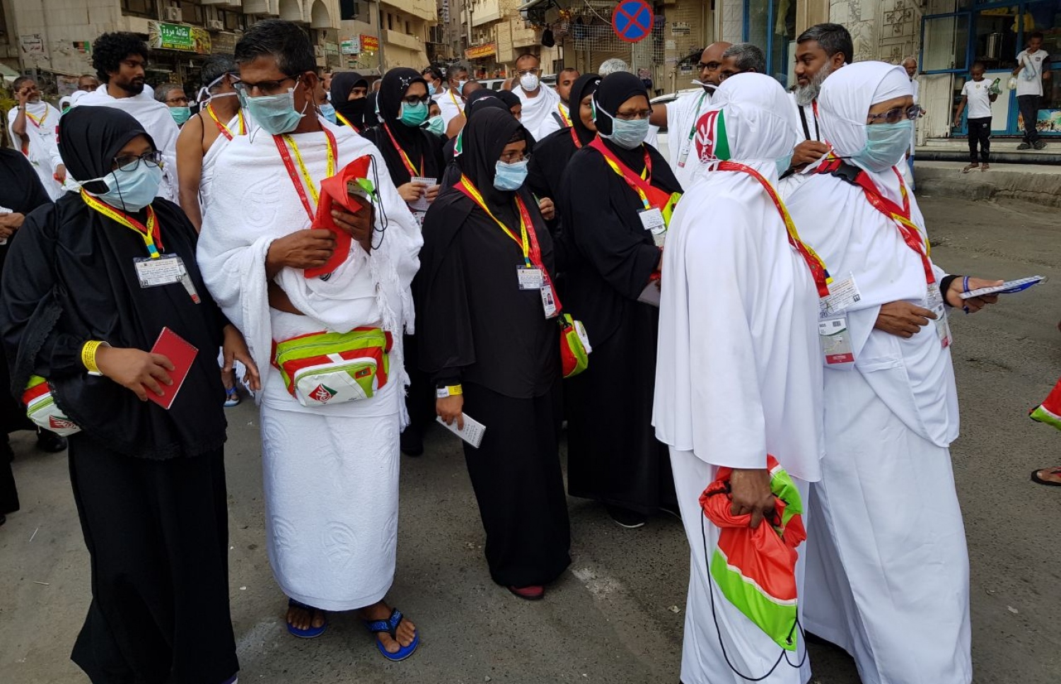 މައްކާ: އޮގަސްޓް 10، 2017: އެމްއެޗްސީއެލްގެ ހައްޖުވެރިން ތިބޭ ހޮޓެލްގެ ބޭރުގައި ހައްޖުވެރިން އުމްރާގެ އަޅުކަން އަދާކުރުމަށް ހަރަމްފުޅަށް ދާން ތައްޔާރުވެގެން.-- ފޮޓޯ: އަހުމަދު އަބުދުﷲ ސައީދު /މިހާރު