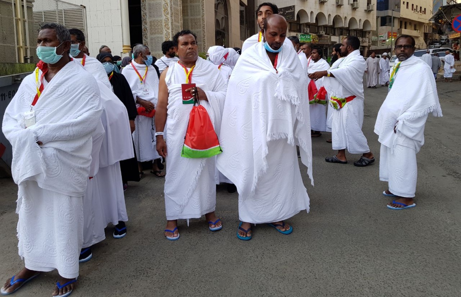 މައްކާ: އޮގަސްޓް 10، 2017: އެމްއެޗްސީއެލްގެ ހައްޖުވެރިން ތިބޭ ހޮޓެލްގެ ބޭރުގައި އުމްރާގެ އަޅުކަން އަދާކުރުމަށް ހަރަމްފުޅަށް ދާން ތައްޔާރުވެގެން.-- ފޮޓޯ: އަހުމަދު އަބުދުﷲ ސައީދު /މިހާރު