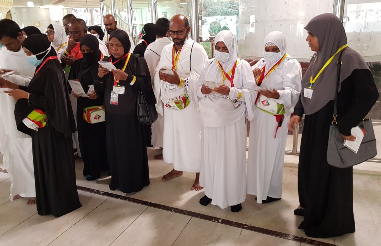 މައްކާ: އޮގަސްޓް 10، 2017: ހައްޖުވެރިން އުމްރާގެ އަޅުކަން އަދާކުރުމަށް ހަރަމްފުޅުގައި.-- ފޮޓޯ: އަހުމަދު އަބުދުﷲ ސައީދު /މިހާރު