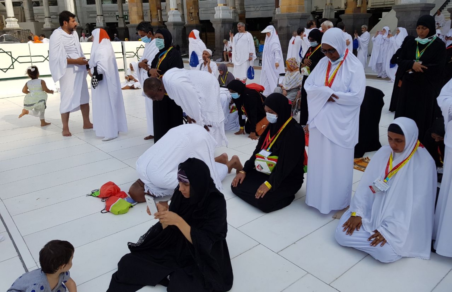 މައްކާ: އޮގަސްޓް 10، 2017: އެމްއެޗްސީއެލްގެ ހައްޖުވެރިން ހަރަމްފުޅުގައި ނަމާދު ކުރަނީ.-- ފޮޓޯ: އަހުމަދު އަބުދުﷲ ސައީދު /މިހާރު