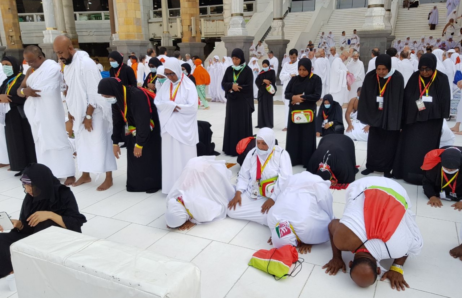 މައްކާ: އޮގަސްޓް 10، 2017: ހައްޖުވެރިން ހަރަމްފުޅުގައި ނަމާދު ކުރަނީ.-- ފޮޓޯ: އަހުމަދު އަބުދުﷲ ސައީދު /މިހާރު