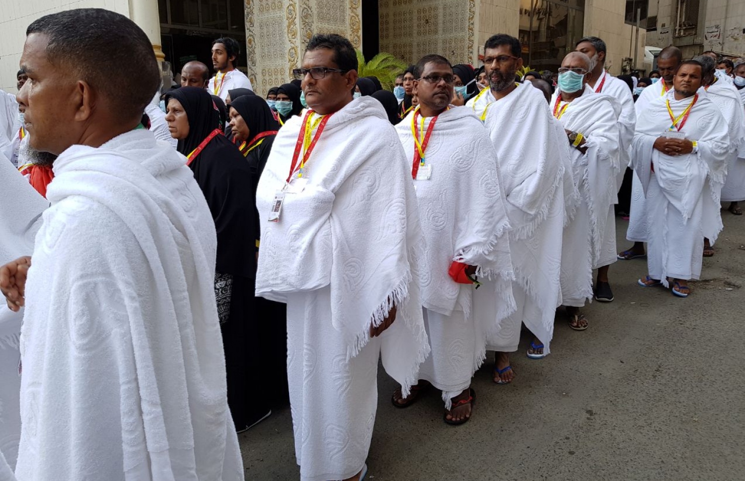 މައްކާ: އޮގަސްޓް 10، 2017: އެމްއެޗްސީއެލްގެ ހައްޖުވެރިން ތިބޭ ހޮޓެލްގެ ބޭރުގައި ހައްޖުވެރިން އުމްރާގެ އަޅުކަން އަދާކުރުމަށް ހަރަމްފުޅަށް ދާން ތައްޔާރުވެގެން.-- ފޮޓޯ: އަހުމަދު އަބުދުﷲ ސައީދު /މިހާރު