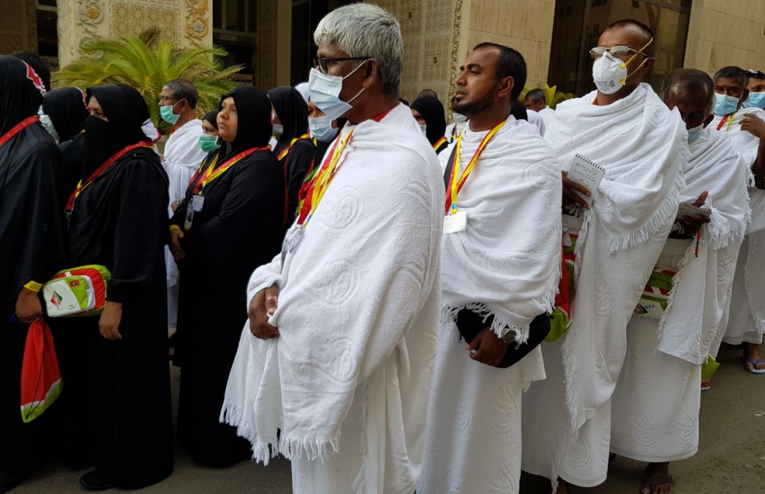 މައްކާ: އޮގަސްޓް 10، 2017: އެމްއެޗްސީއެލްގެ ހައްޖުވެރިން ތިބޭ ހޮޓެލްގެ ބޭރުގައި ހައްޖުވެރިން އުމްރާގެ އަޅުކަން އަދާކުރުމަށް ހަރަމްފުޅަށް ދާން ތައްޔާރުވެގެން.-- ފޮޓޯ: އަހުމަދު އަބުދުﷲ ސައީދު /މިހާރު