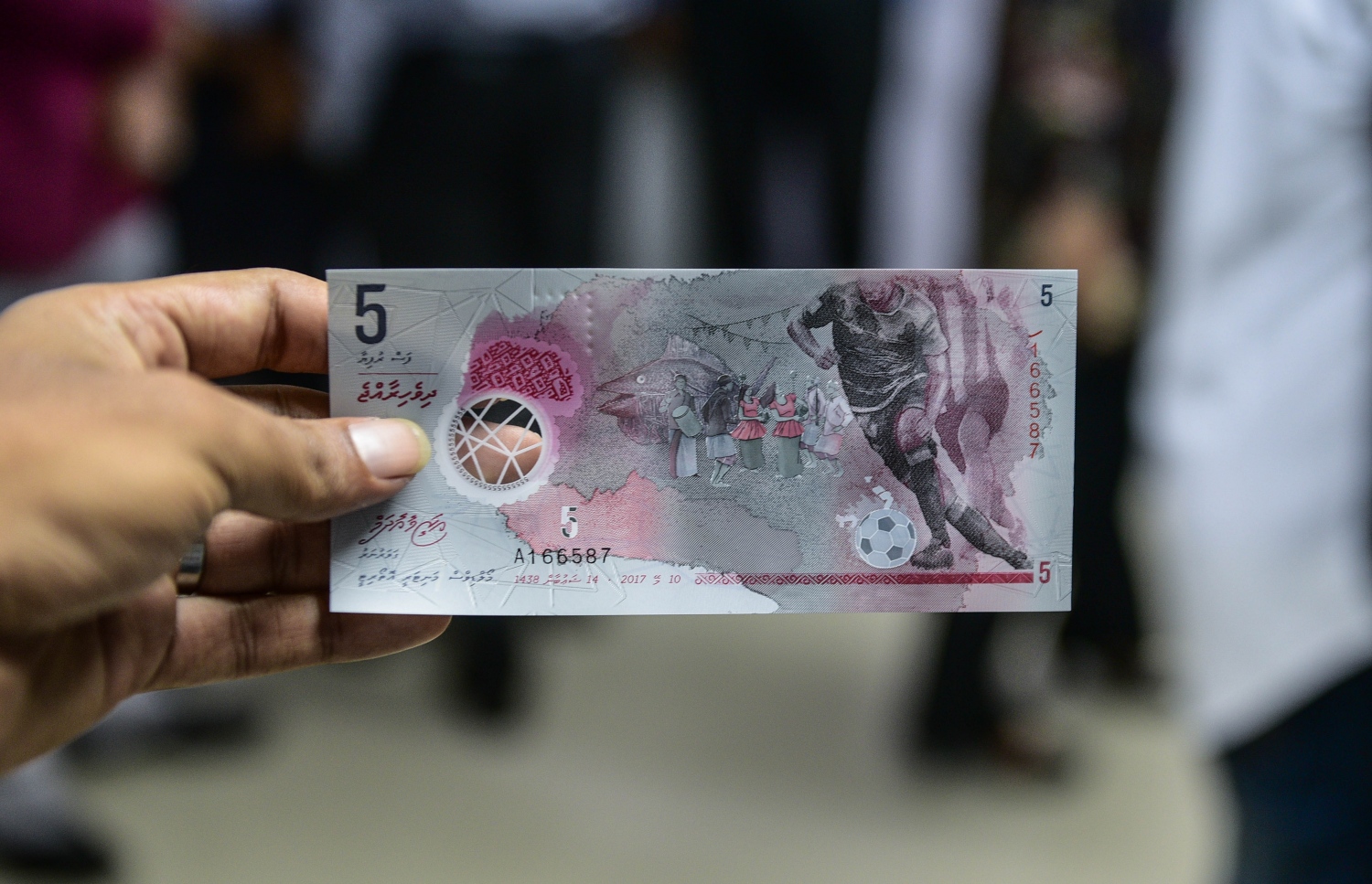 މަޝްހޫރު ފުޓްބޯޅަ ކުޅުންތެރިޔާ ދަގަނޑޭ ރަމްޒުކޮށްދޭ ފަސް ރުފިޔާގެ އާ ނޫޓު މިއަދު މީހަކު ދައްކާލަނީ. ފޮޓޯ: ހުސެއިން ވަހީދު /މިހާރު