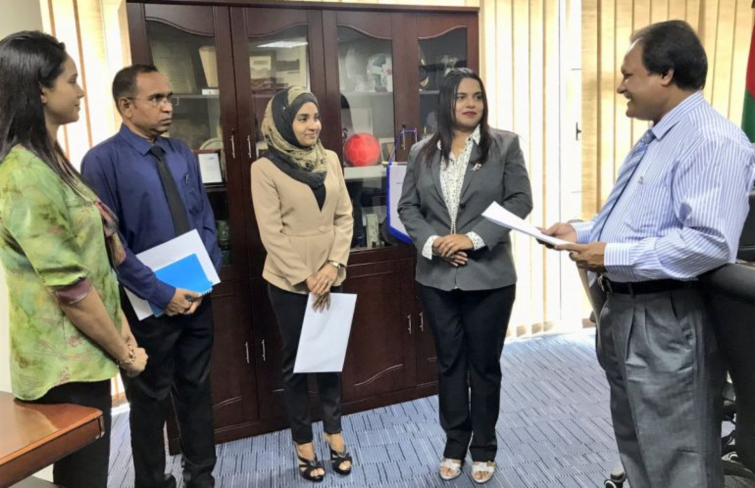 ޔޫތު މިނިސްޓްރީގެ ޕީއެސްކަމުގެ ލިޔުން މުނާއަށް ހަވާލުކުރުމުގެ ރަސްމިއްޔާތުގައި މުނާ (މެދުގައި) އަދި މިނިސްޓަރު އިރުތިޝާމާއި ސީއެސްސީގެ ރައީސް އަލީ ޝަމީމް ބައިވެރިވެވަޑައިގަންނަވަނީ.