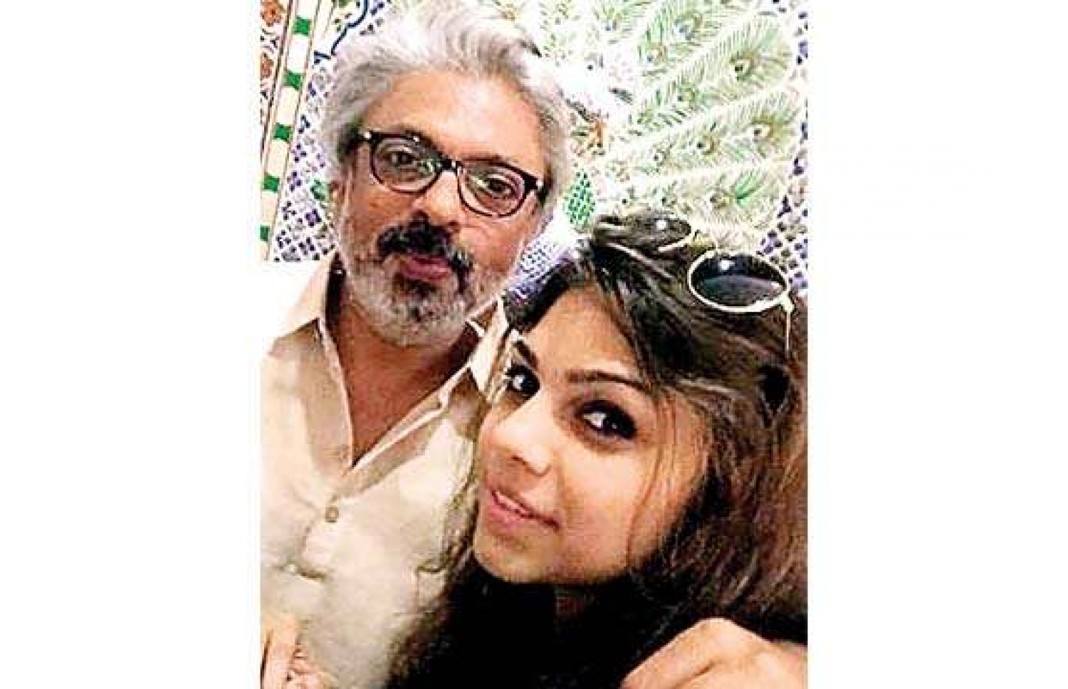 ބަންސާލީ ޝަރްމިންއާ އެކު.