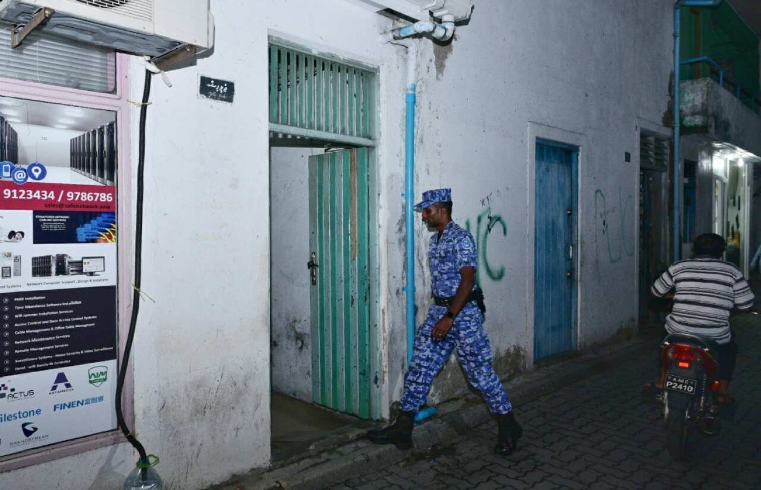 ނަދީމް އަބްދުއްރަހީމް މަރާލި މައްސަލަޔާ ގުޅިގެން ފުލުހުން ފާސްކުރާ ގެޔަށް، ފުލުހަކު ވަންނަނީ. -- ފޮޓޯ: ހުސެން ވަހީދު/މިހާރު