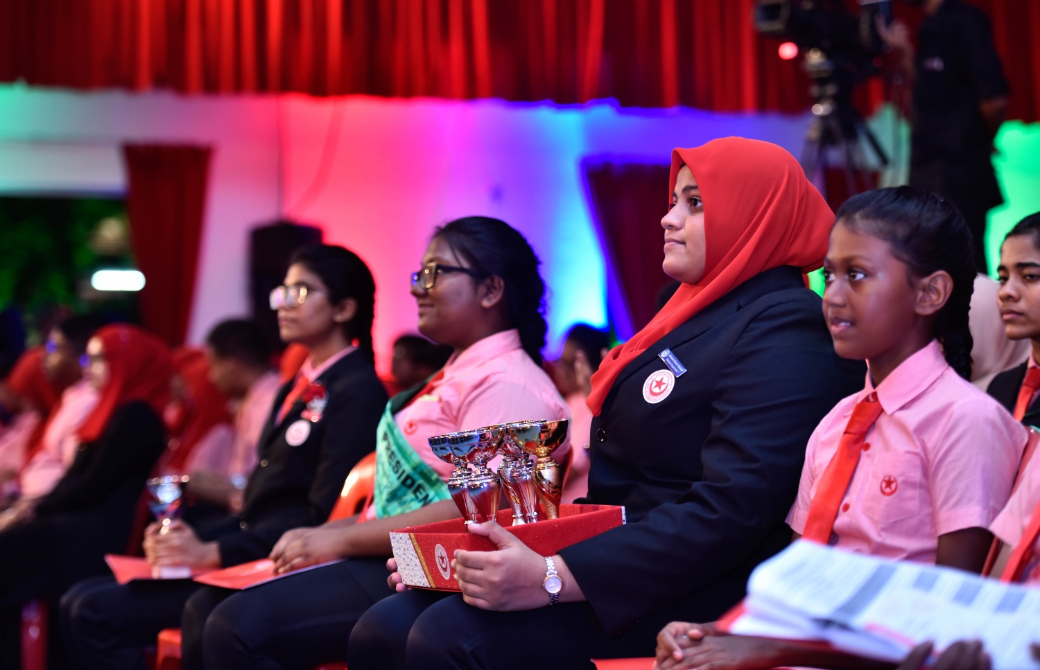 މާލެ: އޮގަސްޓް 10، 2017- އިސްކަންދަރު ސްކޫލުގެ މިދިޔަ އަހަރުގެ އަހަރީ އިނާމު ދިނުމުގެ ޖަލްސާގެ ތެރެއިން.---މިހާރު ފޮޓޯ: ހުސެއިން ވަހީދު