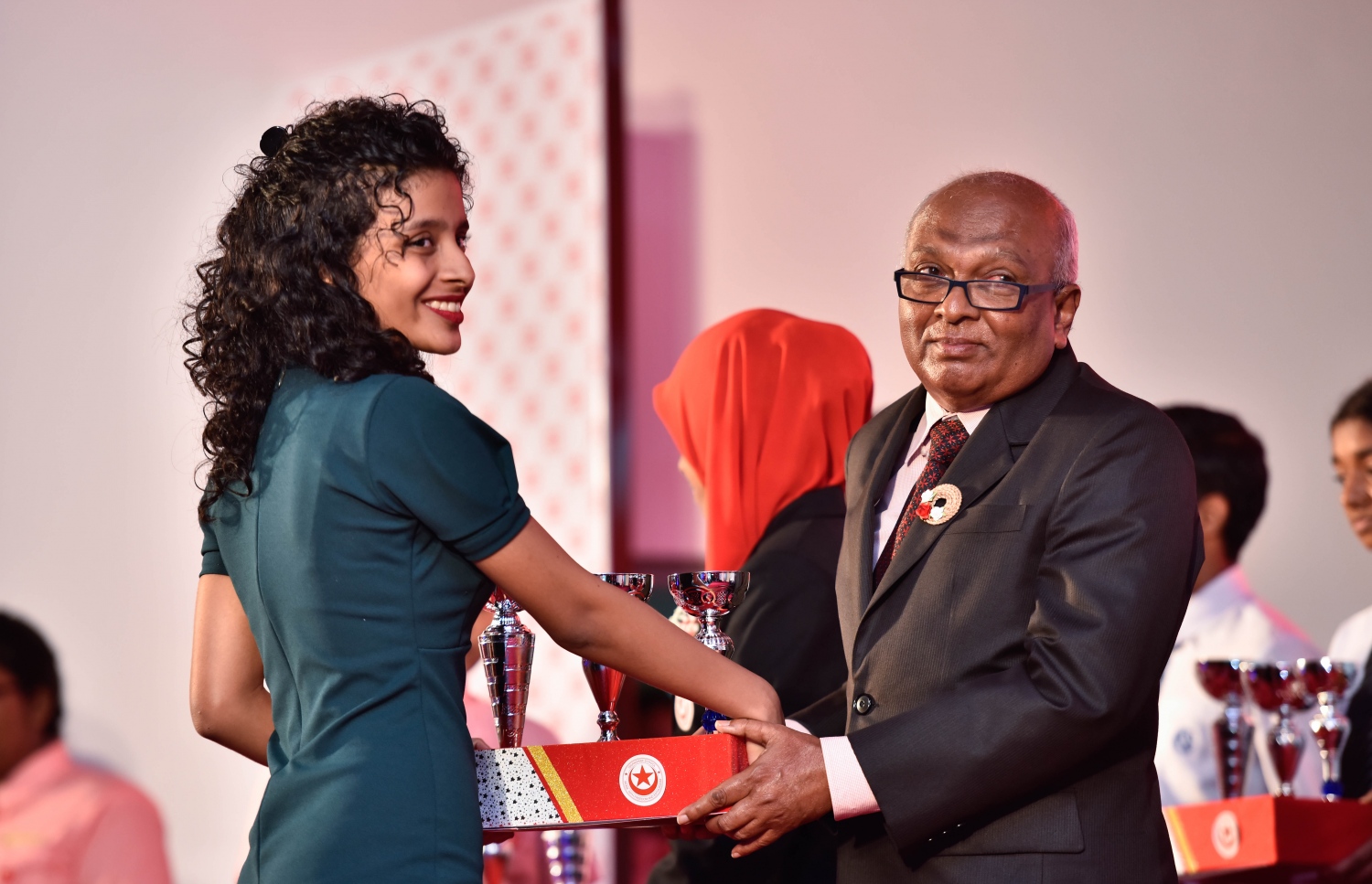 މާލެ: އޮގަސްޓް 10، 2017- އިސްކަންދަރު ސްކޫލުގެ މިދިޔަ އަހަރުގެ އަހަރީ އިނާމު ދިނުމުގެ ޖަލްސާގައި ވިލާ ކޮލެޖުގެ ރެކްޓަ އަހުމަދު އަންވަރު، ކުއްޖަކާ އިނާމު ހަވާލުކޮށްދެއްވަނީ.---މިހާރު ފޮޓޯ: ހުސެއިން ވަހީދު