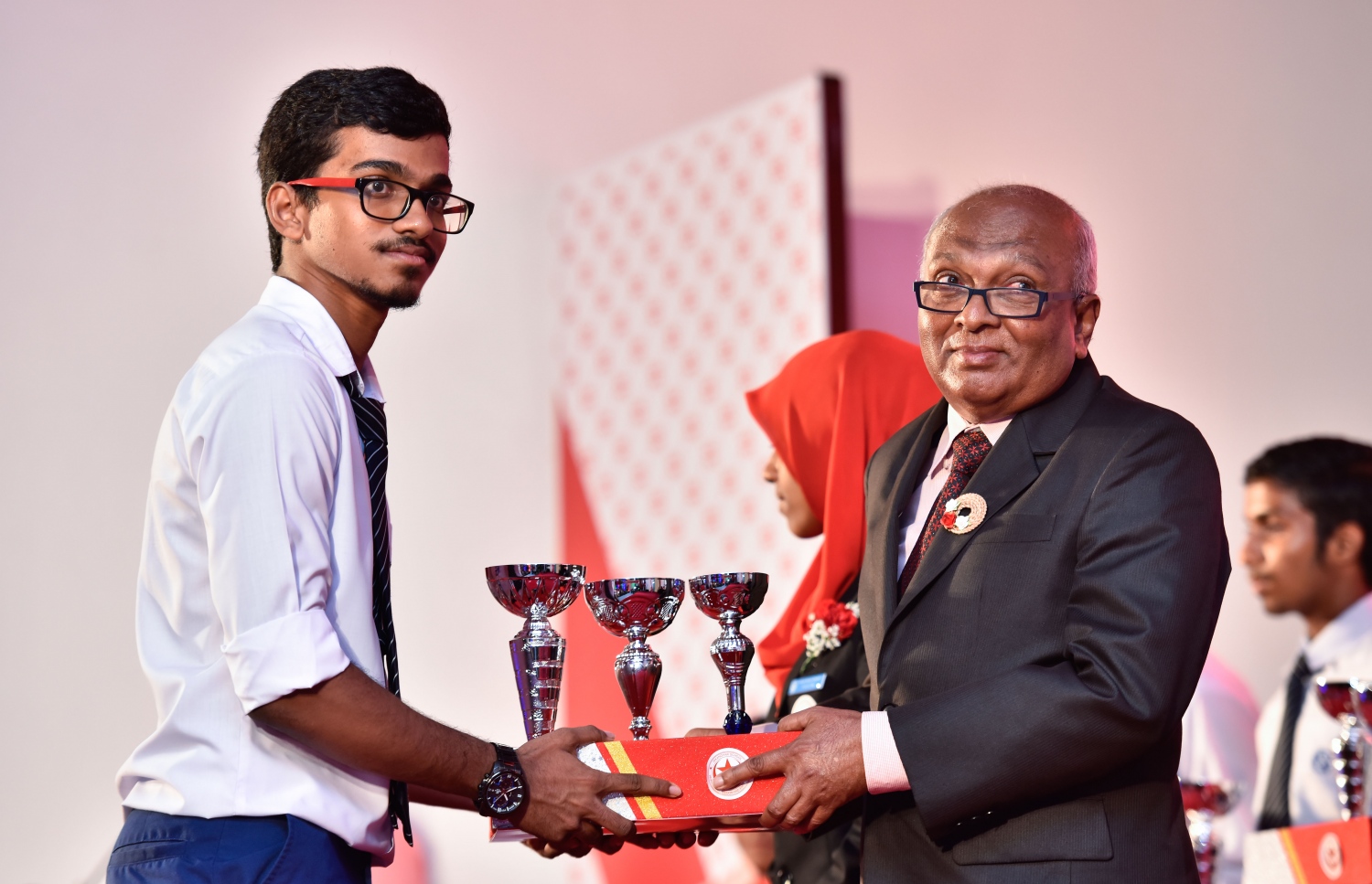 މާލެ: އޮގަސްޓް 10، 2017- އިސްކަންދަރު ސްކޫލުގެ މިދިޔަ އަހަރުގެ އަހަރީ އިނާމު ދިނުމުގެ ޖަލްސާގައި ވިލާ ކޮލެޖުގެ ރެކްޓަ އަހުމަދު އަންވަރު، ކުއްޖަކާ އިނާމު ހަވާލުކޮށްދެއްވަނީ.---މިހާރު ފޮޓޯ: ހުސެއިން ވަހީދު