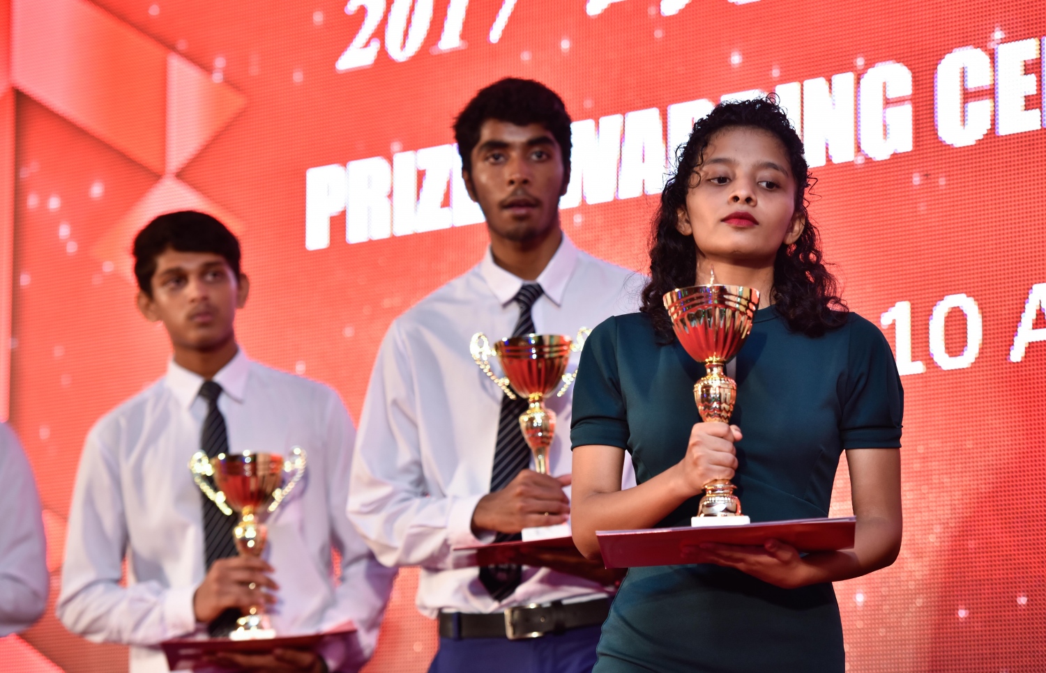 މާލެ: އޮގަސްޓް 10، 2017- އިސްކަންދަރު ސްކޫލުގެ މިދިޔަ އަހަރުގެ އަހަރީ އިނާމު ދިނުމުގެ ޖަލްސާގައި އިނާމު ލިބުނު ބައެއް ދަރިވަރުން ސްޓޭޖު މަތީގައި.---މިހާރު ފޮޓޯ: ހުސެއިން ވަހީދު