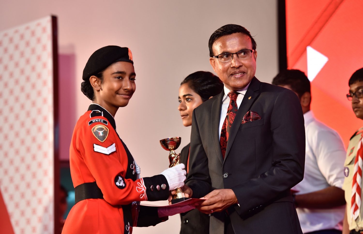 މާލެ: އޮގަސްޓް 10، 2017- އިސްކަންދަރު ސްކޫލުގެ މިދިޔަ އަހަރުގެ އަހަރީ އިނާމު ދިނުމުގެ ޖަލްސާގައި އެޑިއުކޭޝަން މިނިސްޓްރީގެ ސްޓޭޓް މިނިސްޓަރު އަބްދުﷲ ނަޒީރު، ކުއްޖަކާ އިނާމު ހަވާލުކޮށްދެއްވަނީ.---މިހާރު ފޮޓޯ: ހުސެއިން ވަހީދު