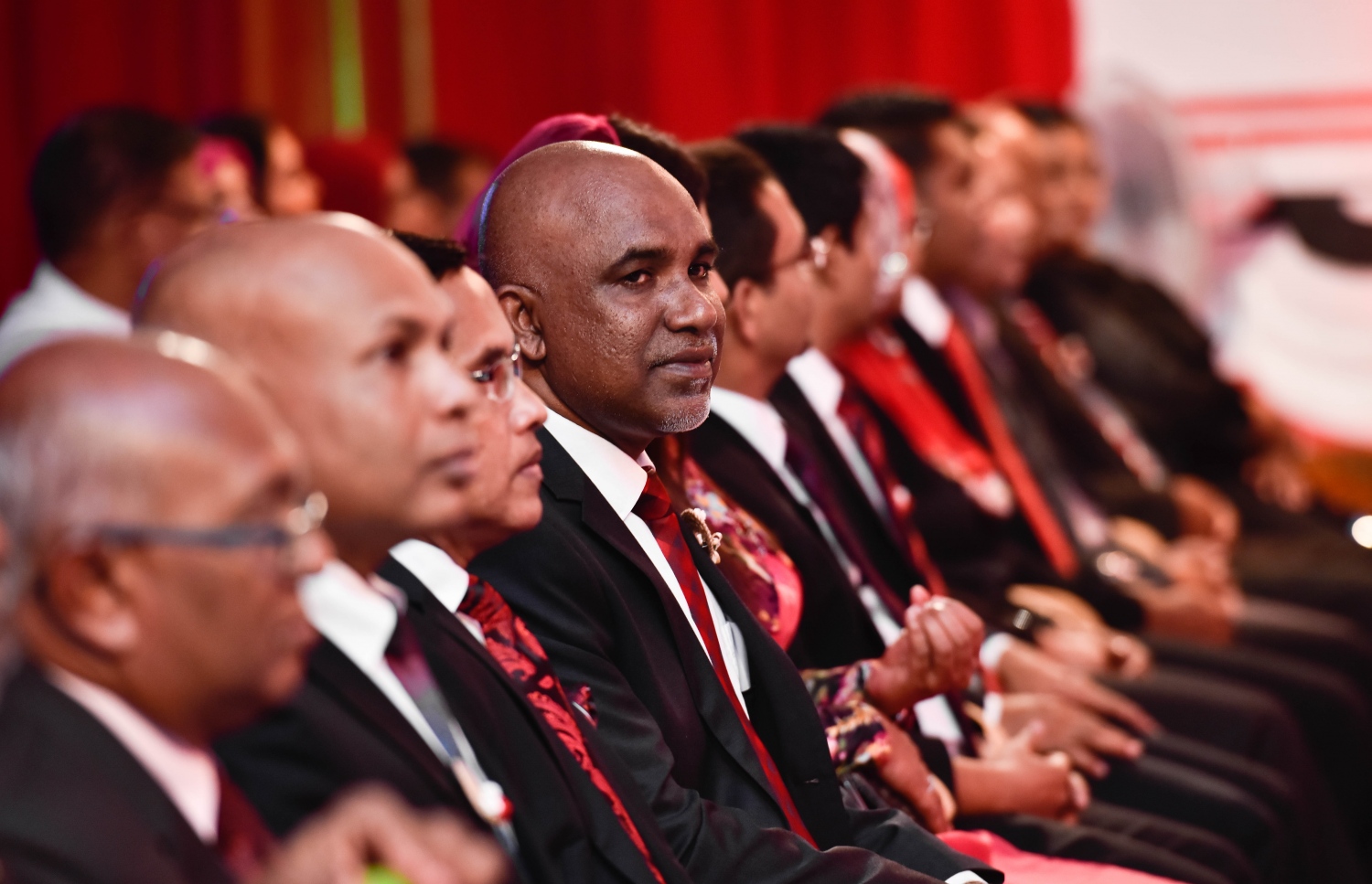 މާލެ: އޮގަސްޓް 10، 2017- އިސްކަންދަރު ސްކޫލުގެ މިދިޔަ އަހަރުގެ އަހަރީ އިނާމު ދިނުމުގެ ޖަލްސާގެ ޝަރަފުވެރި މެހުމާން އެޑިއުކޭޝަން މިނިސްޓްރީގެ ސްޓޭޓް މިނިސްޓަރު އަހުމަދު ޝަފީއު އަދި ބައެއް އިސްބޭފުޅުން---މިހާރު ފޮޓޯ: ހުސެއިން ވަހީދު