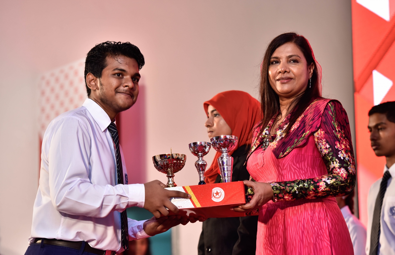 މާލެ: އޮގަސްޓް 10، 2017- އިސްކަންދަރު ސްކޫލުގެ މިދިޔަ އަހަރުގެ އަހަރީ އިނާމު ދިނުމުގެ ޖަލްސާގައި އެޑިއުކޭޝަން މިނިސްޓަރު އައިޝަތު ޝިހާމް ކުއްޖަކާ އިނާމު ހަވާލުކޮށްދެއްވަނީ.---މިހާރު ފޮޓޯ: ހުސެއިން ވަހީދު