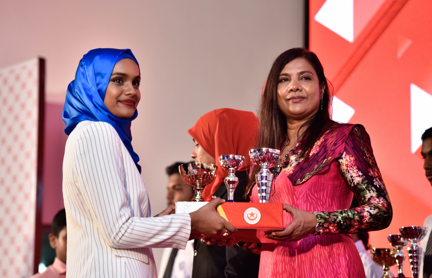 މާލެ: އޮގަސްޓް 10، 2017- އިސްކަންދަރު ސްކޫލުގެ މިދިޔަ އަހަރުގެ އެއްވަނަ ދަރިވަރު ލަޔާލް ޝަރީފްއާ، އެޑިއުކޭޝަން މިނިސްޓަރު އައިޝަތު ޝިހާމް އިނާމު ހަވާލުކޮށްދެއްވަނީ.---މިހާރު ފޮޓޯ: ހުސެއިން ވަހީދު