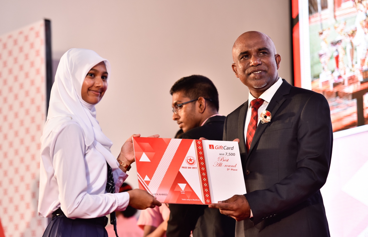 މާލެ: އޮގަސްޓް 10، 2017- އިސްކަންދަރު ސްކޫލުގެ މިދިޔަ އަހަރުގެ ތިންވަނަ ދަރިވަރު ލީން އަހުމަދަށް، އެޑިއުކޭޝަން މިނިސްޓްރީގެ ސްޓޭޓް މިނިސްޓަރު އަހުމަދު ޝަފީއު އިނާމު ހަވާލުކޮށްދެއްވަނީ---މިހާރު ފޮޓޯ: ހުސެއިން ވަހީދު