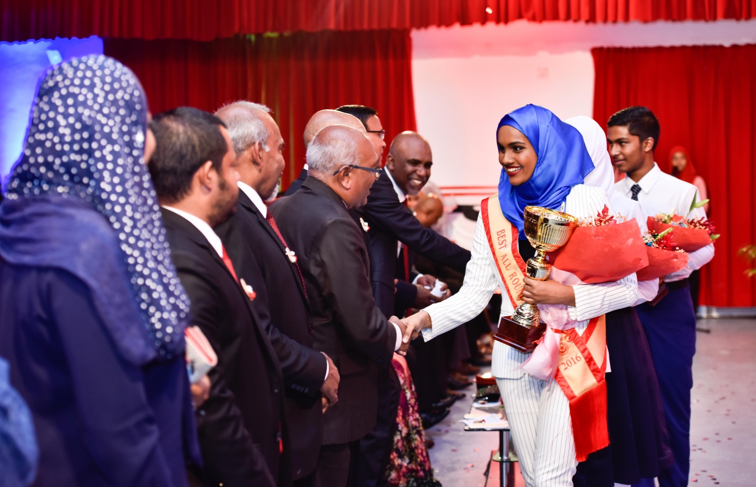 މާލެ: އޮގަސްޓް 10، 2017- އިސްކަންދަރު ސްކޫލުގެ މިދިޔަ އަހަރުގެ އެއްވަނަ ދަރިވަރު ލަޔާލް ޝަރީފް އިނާމުތައް ހޯދުމަށް ފަހު، ބައެއް ބޭފުޅުންނާ ސަލާމް ކުރަނީ: އޭނާ ވަނީ މިދިޔަ އަހަރުގެ އޯ ލެވެލް އިމްތިހާނުގައި ހެދި އަށް މާއްދާ އިން އޭ ހޯދައިގެން ރާއްޖޭގެ ގަދަ 10 އަކުން ވެސް އެއް ވަނަ ޙޯދާފައި. އަދި ބަޔޮލޮޖީން ދުނިޔެ އިން ދެ ވަނަ ހޯދި..---މިހާރު ފޮޓޯ: ހުސެއިން ވަހީދު