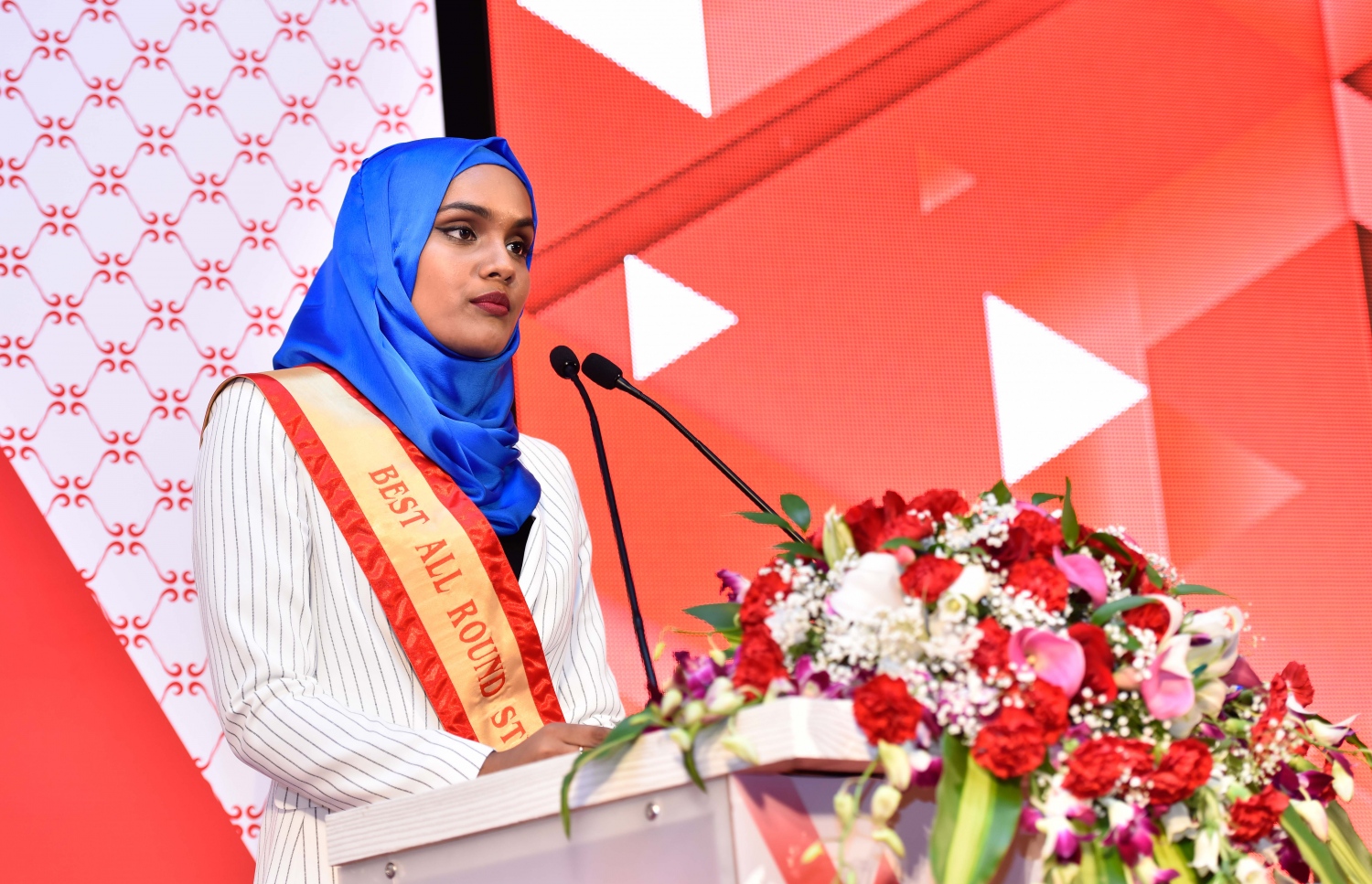 މާލެ: އޮގަސްޓް 10، 2017- އިސްކަންދަރު ސްކޫލުގެ މިދިޔަ އަހަރުގެ އެއްވަނަ ދަރިވަރު ލަޔާލް ޝަރީފް، އެ ސްކޫލުގެ މިދިޔަ އަހަރުގެ އިނާމު ދިނުމުގެ ޖަލްސާގައި ވާހަކަ ދައްކަނީ.---މިހާރު ފޮޓޯ: ހުސެއިން ވަހީދު