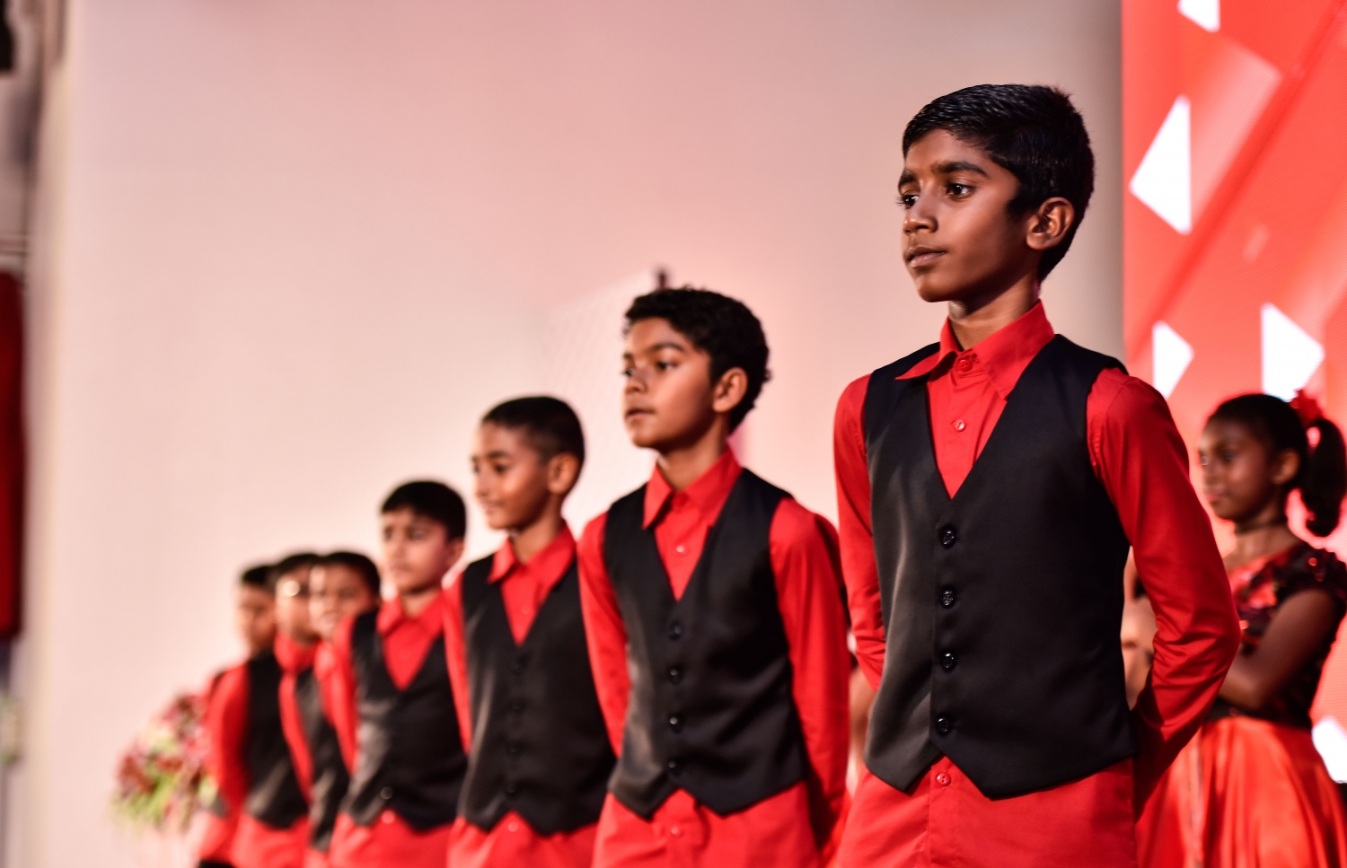 މާލެ: އޮގަސްޓް 10، 2017- އިސްކަންދަރު ސްކޫލުގެ މިދިޔަ އަހަރުގެ އަހަރީ އިނާމު ދިނުމުގެ ޖަލްސާގައި ބައިވެރިވި ބައެއް ކުދިން.---މިހާރު ފޮޓޯ: ހުސެއިން ވަހީދު