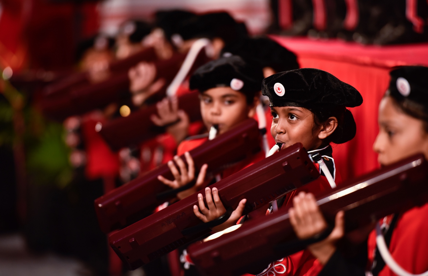 މާލެ: އޮގަސްޓް 10، 2017- އިސްކަންދަރު ސްކޫލުގެ މިދިޔަ އަހަރުގެ އަހަރީ އިނާމު ދިނުމުގެ ޖަލްސާގައި އެ ސްކޫލުގެ ބޭންޑުގެ ކުދިން މިއުޒިކް ކުޅެނީ.---މިހާރު ފޮޓޯ: ހުސެއިން ވަހީދު