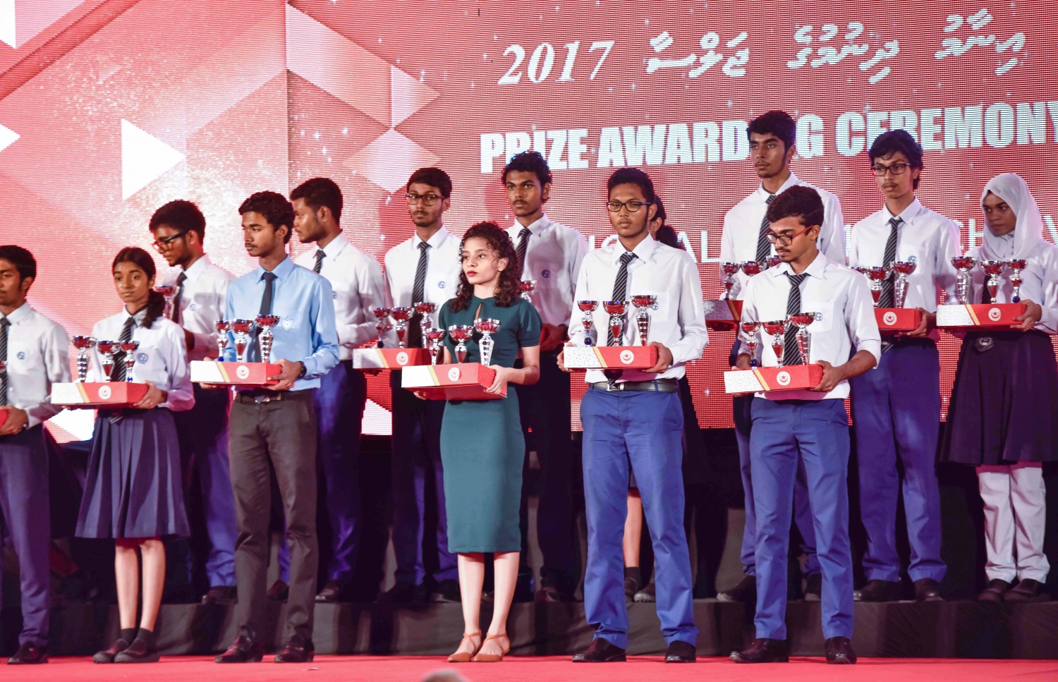 މާލެ: އޮގަސްޓް 10، 2017- އިސްކަންދަރު ސްކޫލުގެ މިދިޔަ އަހަރުގެ އިނާމު ދިނުމުގެ ޖަލްސާގައި، އިނާމު ލިބުނު ދަރިވަރުން ފޮޓޯއަކަށް ތައްޔާރު ވެގެން.---މިހާރު ފޮޓޯ: ހުސެއިން ވަހީދު