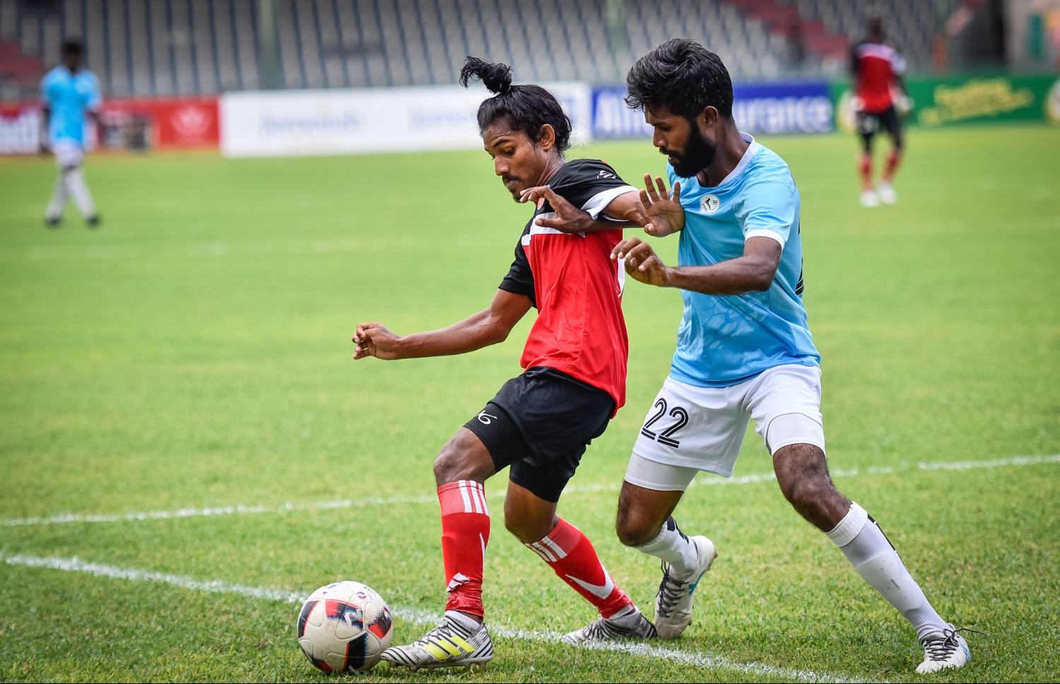 މިލަންދޫގެ އަސްރާރް (ކ) ކައިރިން މާޅޮހުގެ އައްޔަ ބޯޅަ ހިފައިގެންދާން މަސައްކަތް ކުރަނީ.-- ފޮޓޯ: ހުސެއިން ވަހީދު/ މިހާރު