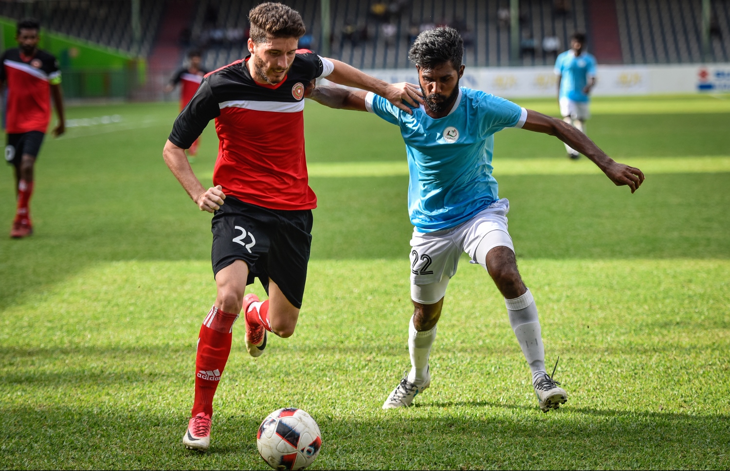 މާޅޮހުގެ އެންހެލް (ވ) އާއި މިލަންދޫގެ އަސްރާރު ބޯޅައަށް މަސައްކަތްކުރަނީ: އެންޖެލް އަންނަނީ ޕްރިމިއާ ލީގުގައި މާޅޮަހަށް މޮޅު ކުޅުމެއް ދައްކަމުން--ފޮޓޯ: ނިޝާން އަލީ/ މިހާރު