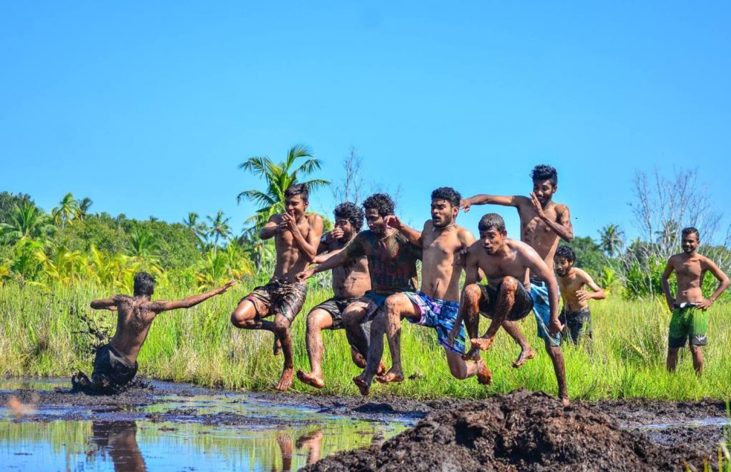 ފުވައްމުލަކު ކޮޑަކިޅިއަށް ޒުވާނުންތަކެއް ފުންމަނީ: މިތަނަށް ގިނަ ބަޔަކު މިހާރު ދޭ-- ފޮޓޯ: ތުނޑިޑޮޓްކޮމް