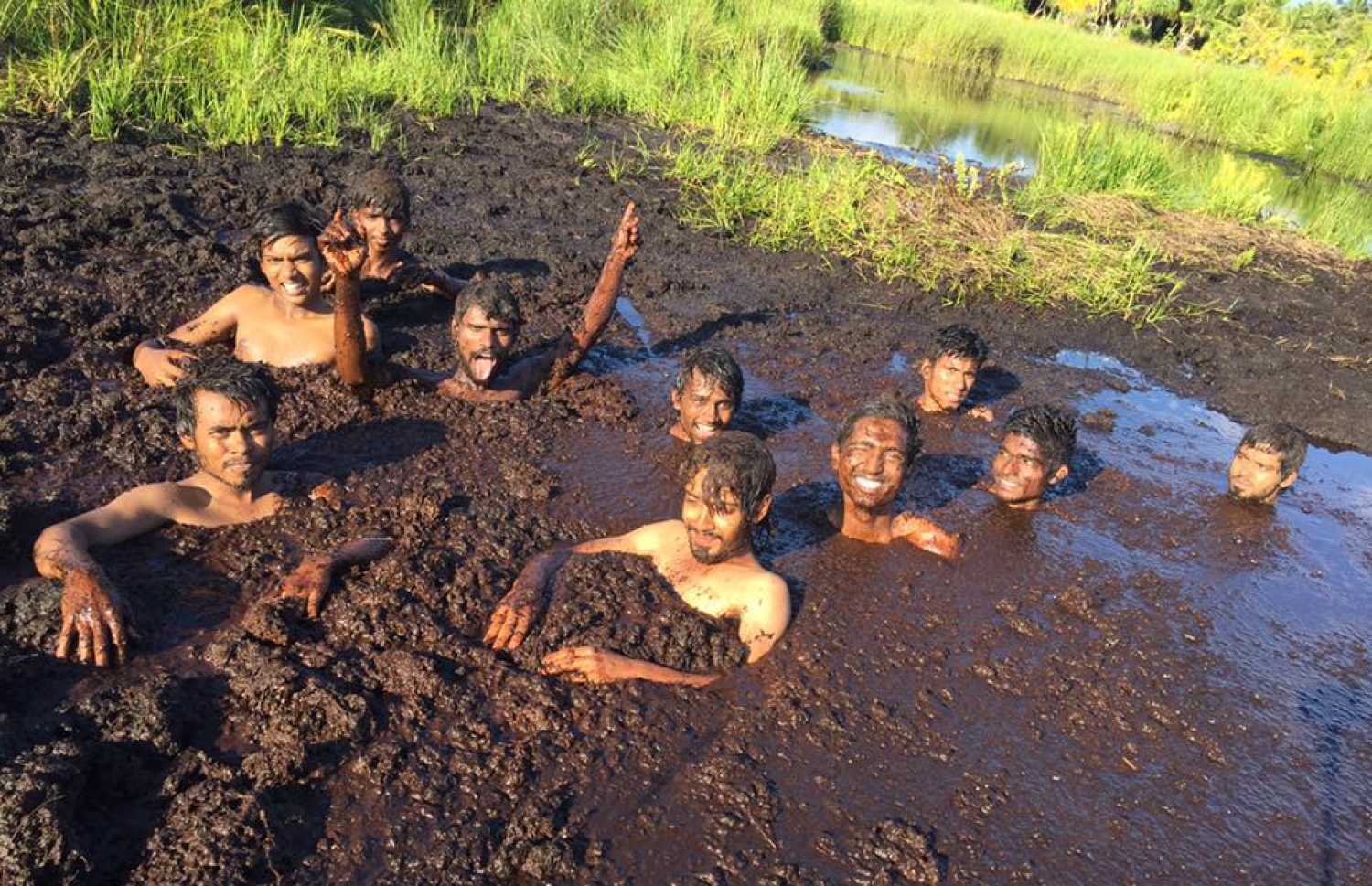 ފުވައްމުލަކު ކޮޑަކިޅީގައި ބަޔަކު މަޖާކުރަނީ: ސިއްހީ ފައިދާތަކެއް ވެސް ހުރެދާނެ-- ފޮޓޯ: ތުނޑިޑޮޓްކޮމް