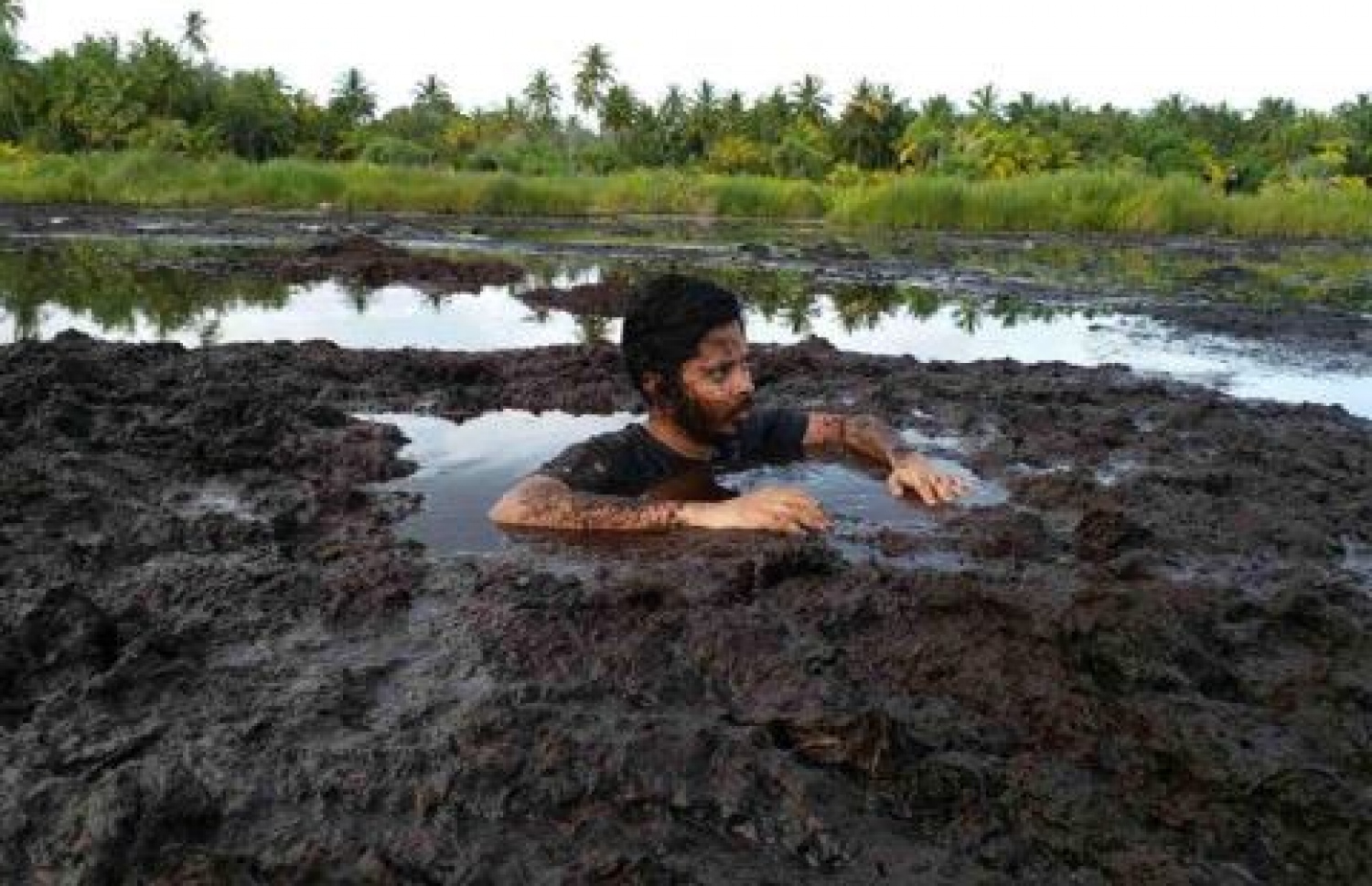 ފުވައްމުލަކު ކޮޑަކިޅިއަށް މީހަކު އެރިގެން-- ފޮޓޯ: ހުސެން ނާސިހު