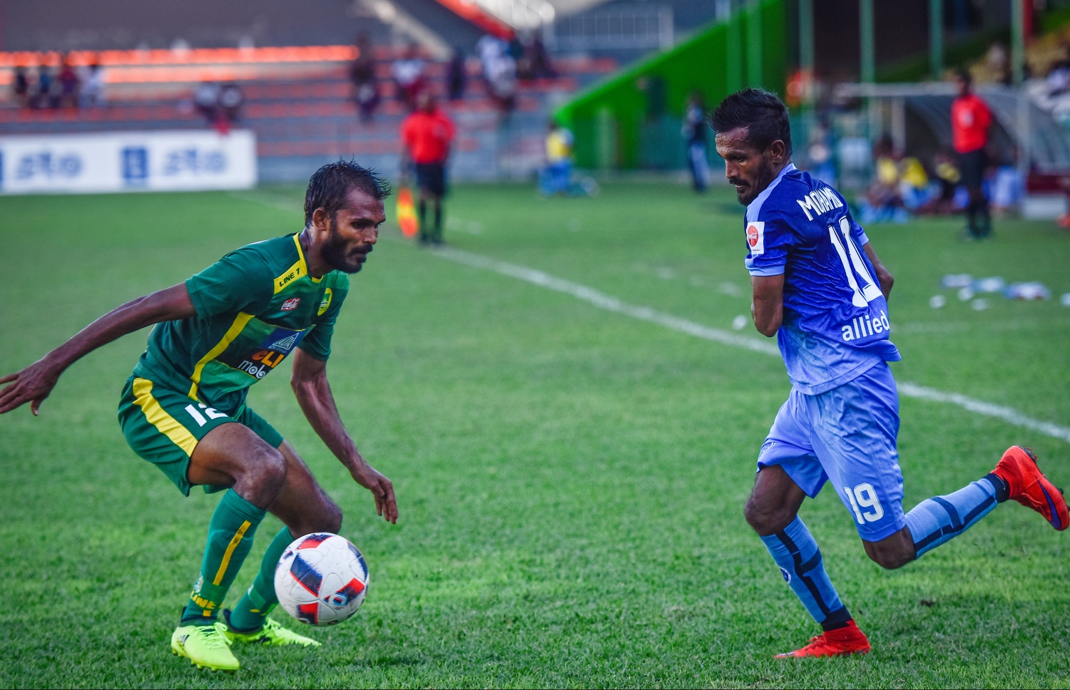 މާޒިޔާގެ އަޑޭ (ވ) ކައިރިން ނިއުގެ ހޮކޭ ބޯޅަ ހިފައިގެންދާން މަސައްކަތް ކުރަނީ.-- ފޮޓޯ: ނިޝާން އަލީ/ މިހާރު