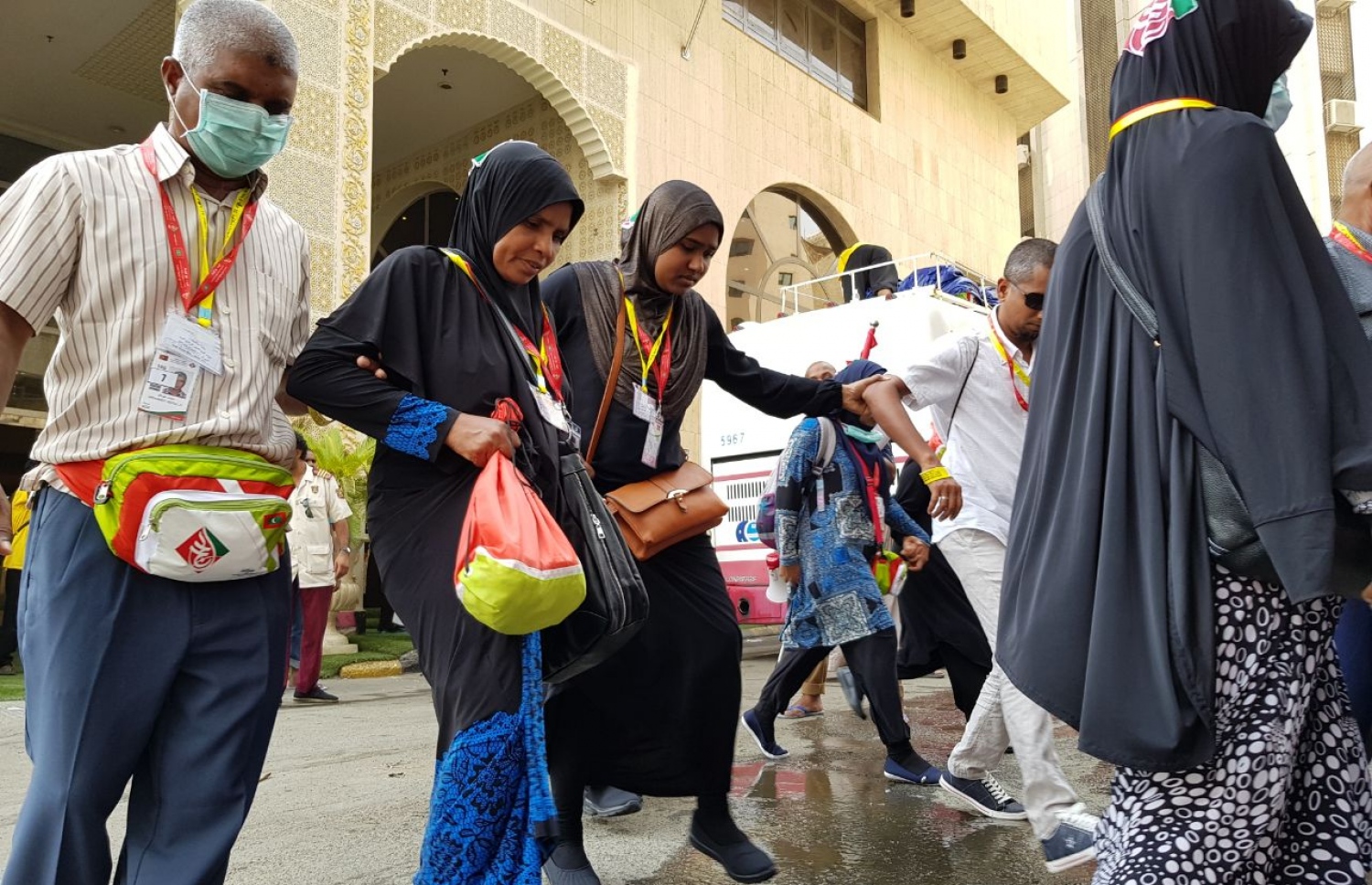 މައްކާ: އޮގަސްޓް 13، 2017: މޯލްޑިވްސް ހައްޖު ކޯޕަރޭޝަންގެ ފަރާތުން ހައްޖަށް ދިޔަ ދިވެހި ހައްޖު ގުރޫޕުގެ ބަޔަކު މަދީނާއަށް ދިއުމަށް ބަހަށް އަރަނީ.-- ފޮޓޯ: އަހުމަދު އަބްދުﷲ ސައީދު /މިހާރު