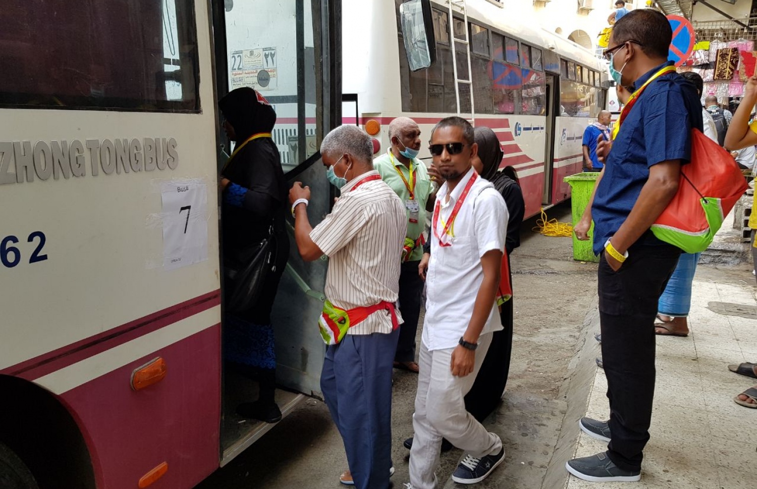 މައްކާ: އޮގަސްޓް 13، 2017: މޯލްޑިވްސް ހައްޖު ކޯޕަރޭޝަންގެ ފަރާތުން ހައްޖަށް ދިޔަ ދިވެހި ހައްޖު ގުރޫޕުގެ ބަޔަކު މަދީނާއަށް ދިއުމަށް ބަހަށް އަރަނީ.-- ފޮޓޯ: އަހުމަދު އަބްދުﷲ ސައީދު /މިހާރު