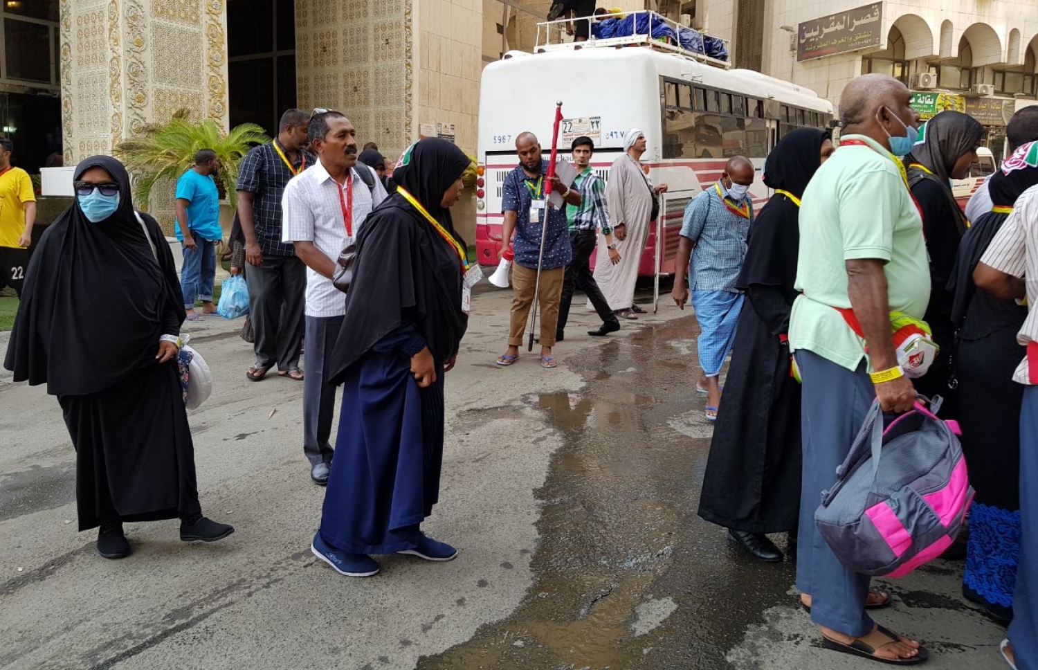 މައްކާ: އޮގަސްޓް 13، 2017: މޯލްޑިވްސް ހައްޖު ކޯޕަރޭޝަންގެ ފަރާތުން ހައްޖަށް ދިޔަ ދިވެހި ހައްޖު ގުރޫޕުގެ ބަޔަކު މަދީނާއަށް ދިއުމަށް ބަހަށް އަރަނީ.-- ފޮޓޯ: އަހުމަދު އަބްދުﷲ ސައީދު /މިހާރު