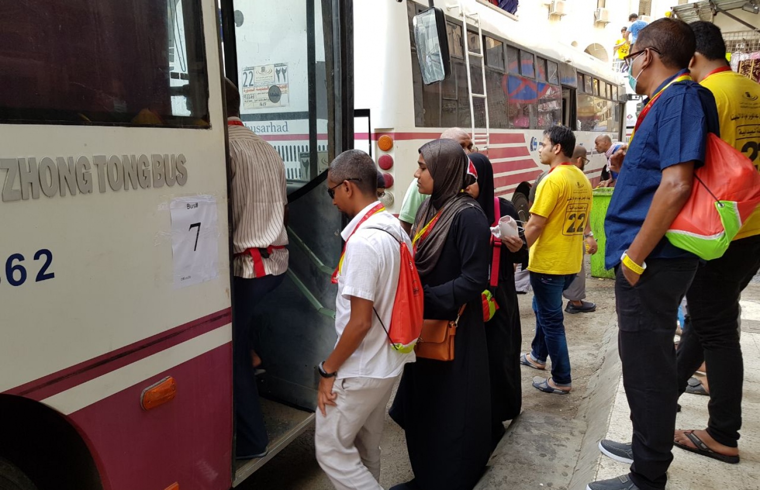 މައްކާ: އޮގަސްޓް 13، 2017: މޯލްޑިވްސް ހައްޖު ކޯޕަރޭޝަންގެ ފަރާތުން ހައްޖަށް ދިޔަ ދިވެހި ހައްޖު ގުރޫޕުގެ ބަޔަކު މަދީނާއަށް ދިއުމަށް ބަހަށް އަރަނީ.-- ފޮޓޯ: އަހުމަދު އަބްދުﷲ ސައީދު /މިހާރު