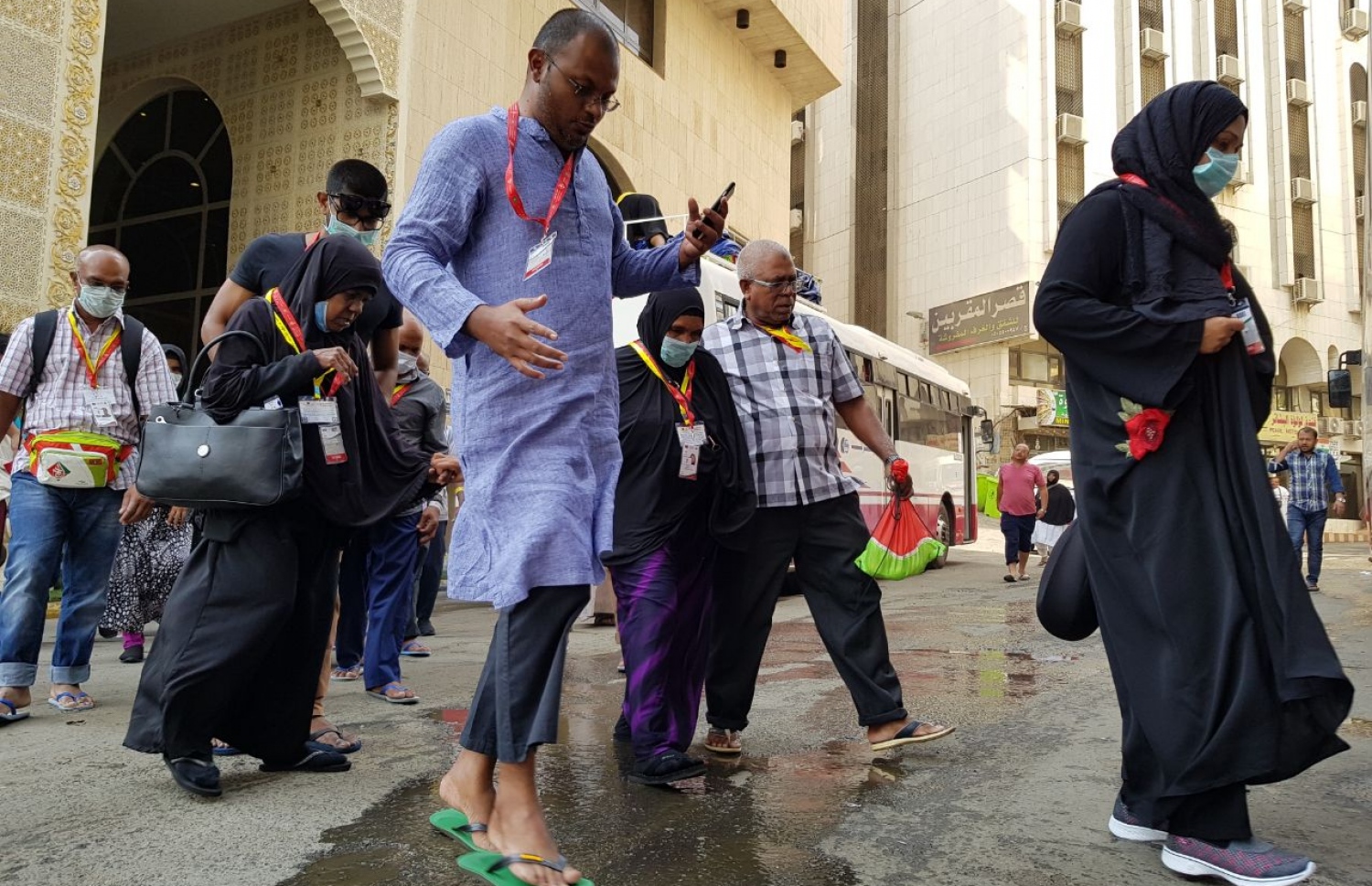 މައްކާ: އޮގަސްޓް 13، 2017: މޯލްޑިވްސް ހައްޖު ކޯޕަރޭޝަންގެ ފަރާތުން ހައްޖަށް ދިޔަ ދިވެހި ހައްޖު ގުރޫޕުގެ ބަޔަކު މަދީނާއަށް ދިއުމަށް ބަހަށް އަރަނީ.-- ފޮޓޯ: އަހުމަދު އަބްދުﷲ ސައީދު /މިހާރު