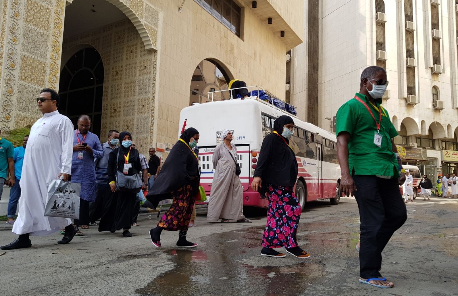 މައްކާ: އޮގަސްޓް 13، 2017: މޯލްޑިވްސް ހައްޖު ކޯޕަރޭޝަންގެ ފަރާތުން ހައްޖަށް ދިޔަ ދިވެހި ހައްޖު ގުރޫޕުގެ ބަޔަކު މަދީނާއަށް ދިއުމަށް ބަހަށް އަރަނީ.-- ފޮޓޯ: އަހުމަދު އަބްދުﷲ ސައީދު /މިހާރު