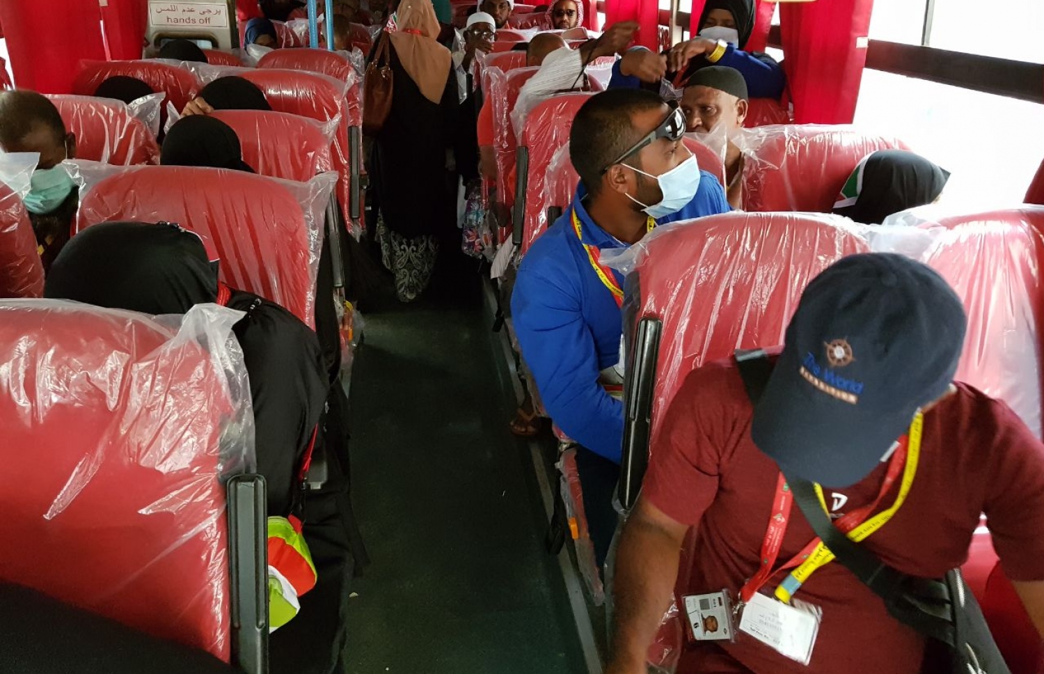 މައްކާ: އޮގަސްޓް 13، 2017: މޯލްޑިވްސް ހައްޖު ކޯޕަރޭޝަންގެ ފަރާތުން ހައްޖަށް ދިޔަ ދިވެހި ހައްޖު ގުރޫޕުގެ ބަޔަކު މަދީނާއަށް ދިއުމަށް ބަހުގައި.-- ފޮޓޯ: އަހުމަދު އަބްދުﷲ ސައީދު /މިހާރު