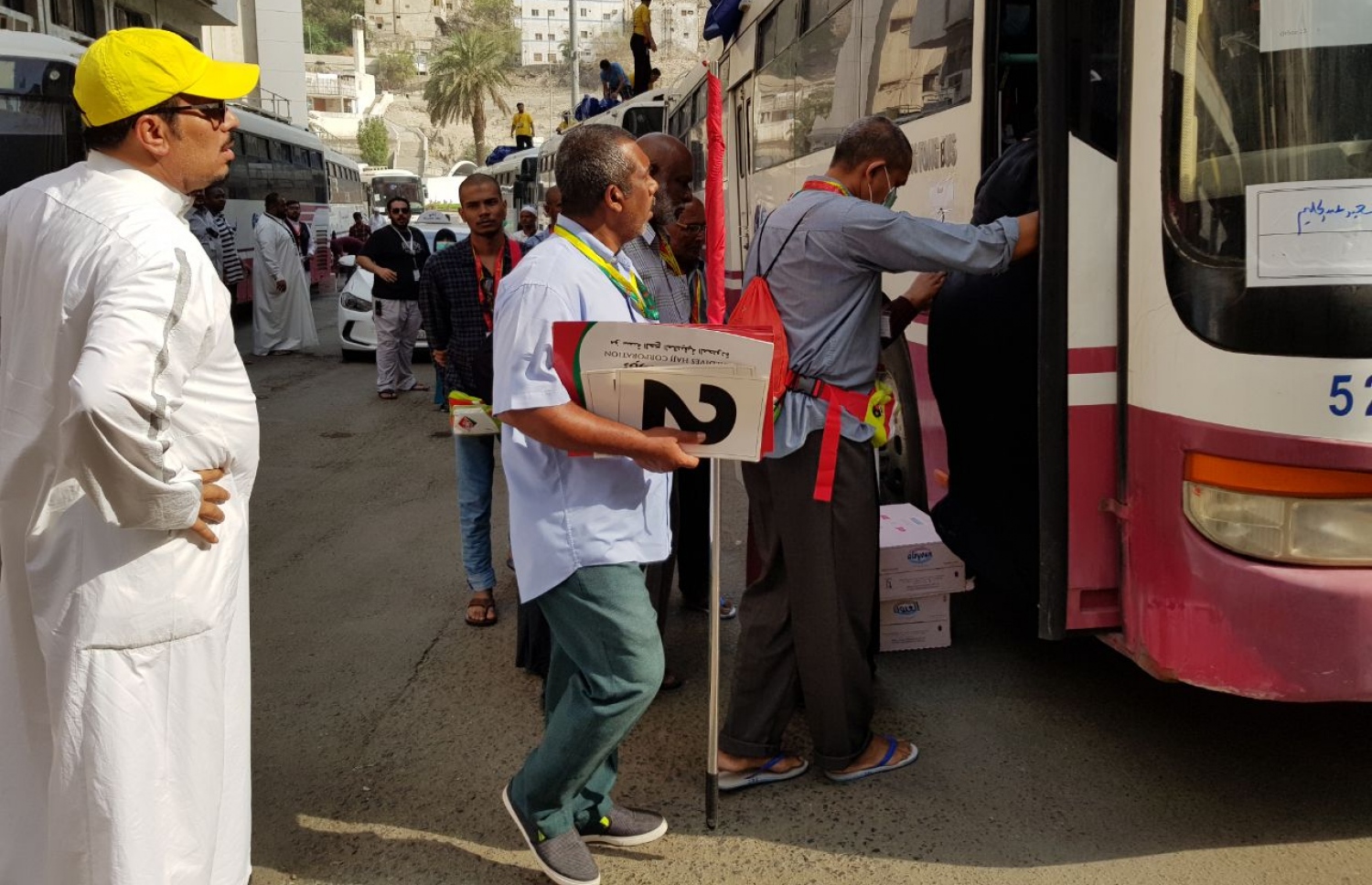 މައްކާ: އޮގަސްޓް 13، 2017: މޯލްޑިވްސް ހައްޖު ކޯޕަރޭޝަންގެ ފަރާތުން ހައްޖަށް ދިޔަ ދިވެހި ހައްޖު ގުރޫޕުގެ ބަޔަކު މަދީނާއަށް ދިއުމަށް ބަހަށް އަރަނީ.-- ފޮޓޯ: އަހުމަދު އަބްދުﷲ ސައީދު /މިހާރު