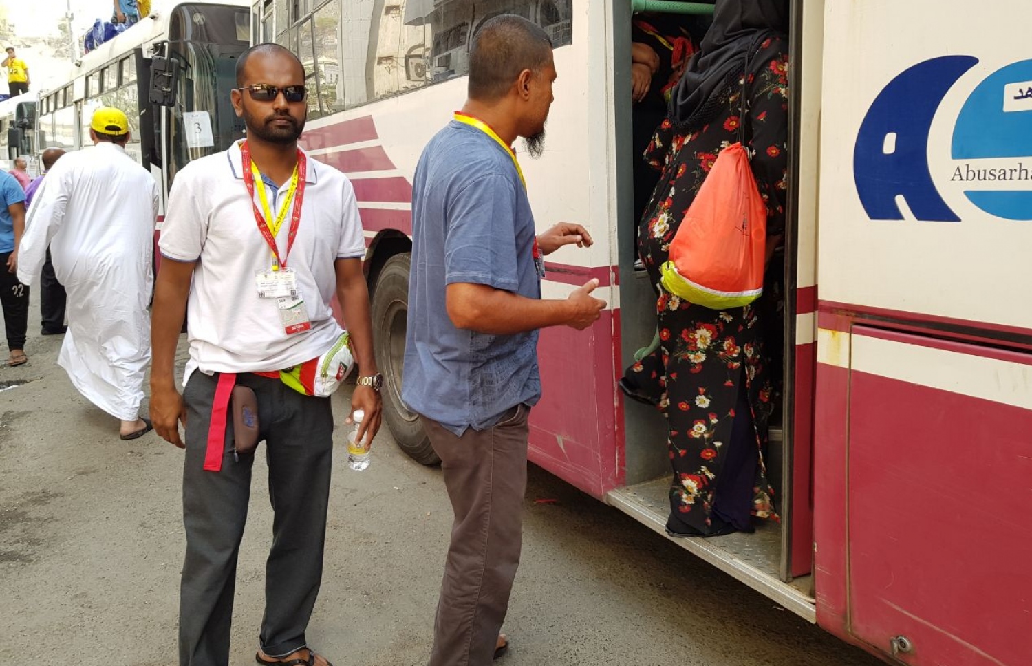 މައްކާ: އޮގަސްޓް 13، 2017: މޯލްޑިވްސް ހައްޖު ކޯޕަރޭޝަންގެ ފަރާތުން ހައްޖަށް ދިޔަ ދިވެހި ހައްޖު ގުރޫޕުގެ ބަޔަކު މަދީނާއަށް ދިއުމަށް ބަހަށް އަރަނީ.-- ފޮޓޯ: އަހުމަދު އަބްދުﷲ ސައީދު /މިހާރު