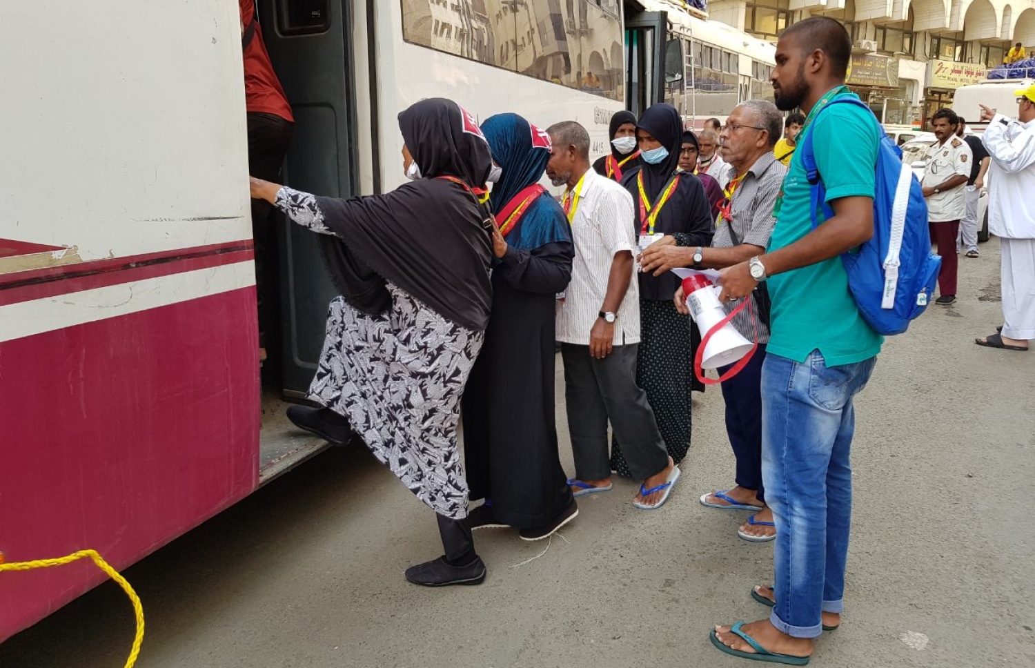 މައްކާ: އޮގަސްޓް 13، 2017: މޯލްޑިވްސް ހައްޖު ކޯޕަރޭޝަންގެ ފަރާތުން ހައްޖަށް ދިޔަ ދިވެހި ހައްޖު ގުރޫޕުގެ ބަޔަކު މަދީނާއަށް ދިއުމަށް ބަހަށް އަރަނީ.-- ފޮޓޯ: އަހުމަދު އަބްދުﷲ ސައީދު /މިހާރު