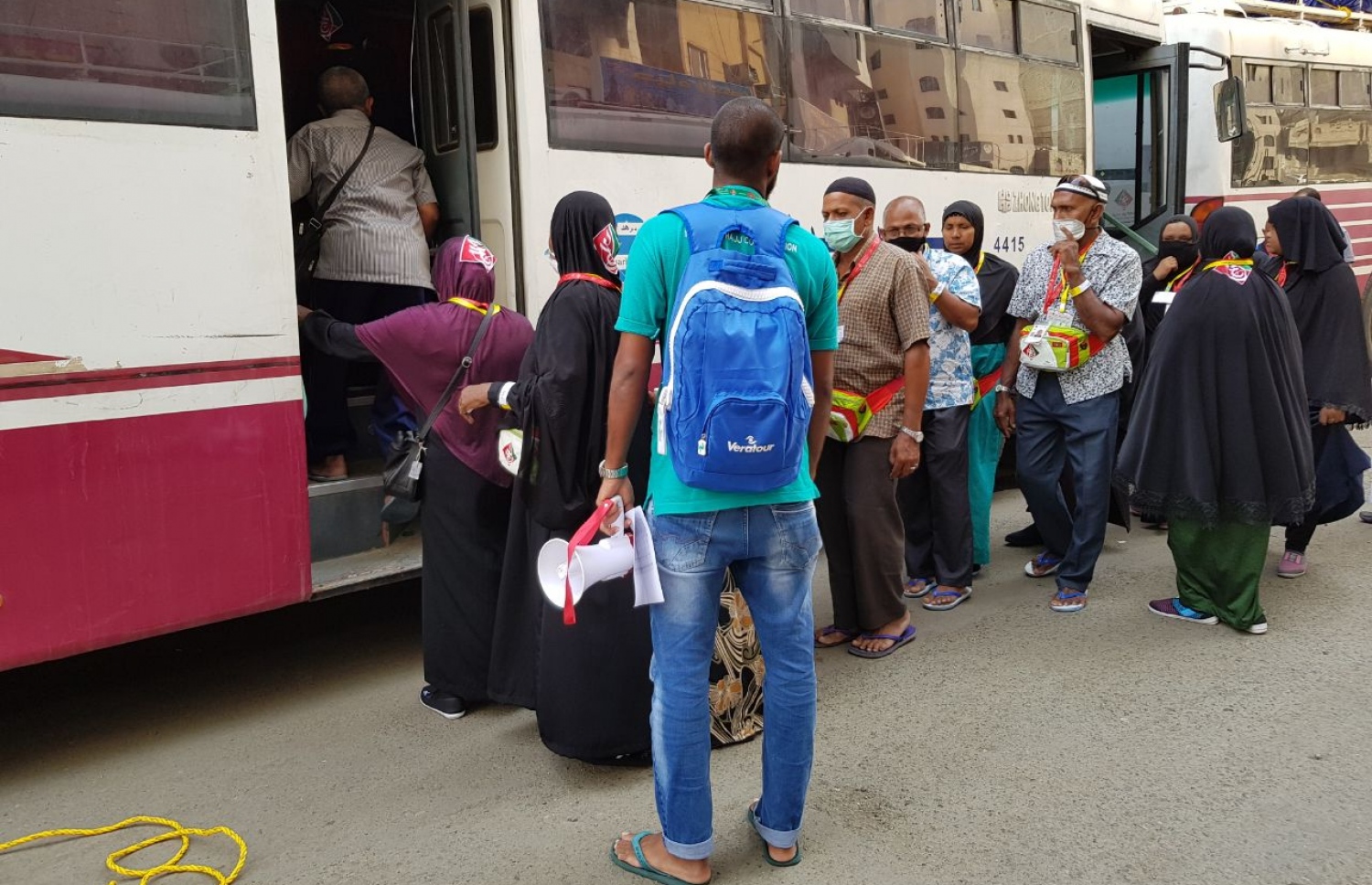 މައްކާ: އޮގަސްޓް 13، 2017: މޯލްޑިވްސް ހައްޖު ކޯޕަރޭޝަންގެ ފަރާތުން ހައްޖަށް ދިޔަ ދިވެހި ހައްޖު ގުރޫޕުގެ ބަޔަކު މަދީނާއަށް ދިއުމަށް ބަހަށް އަރަނީ.-- ފޮޓޯ: އަހުމަދު އަބްދުﷲ ސައީދު /މިހާރު